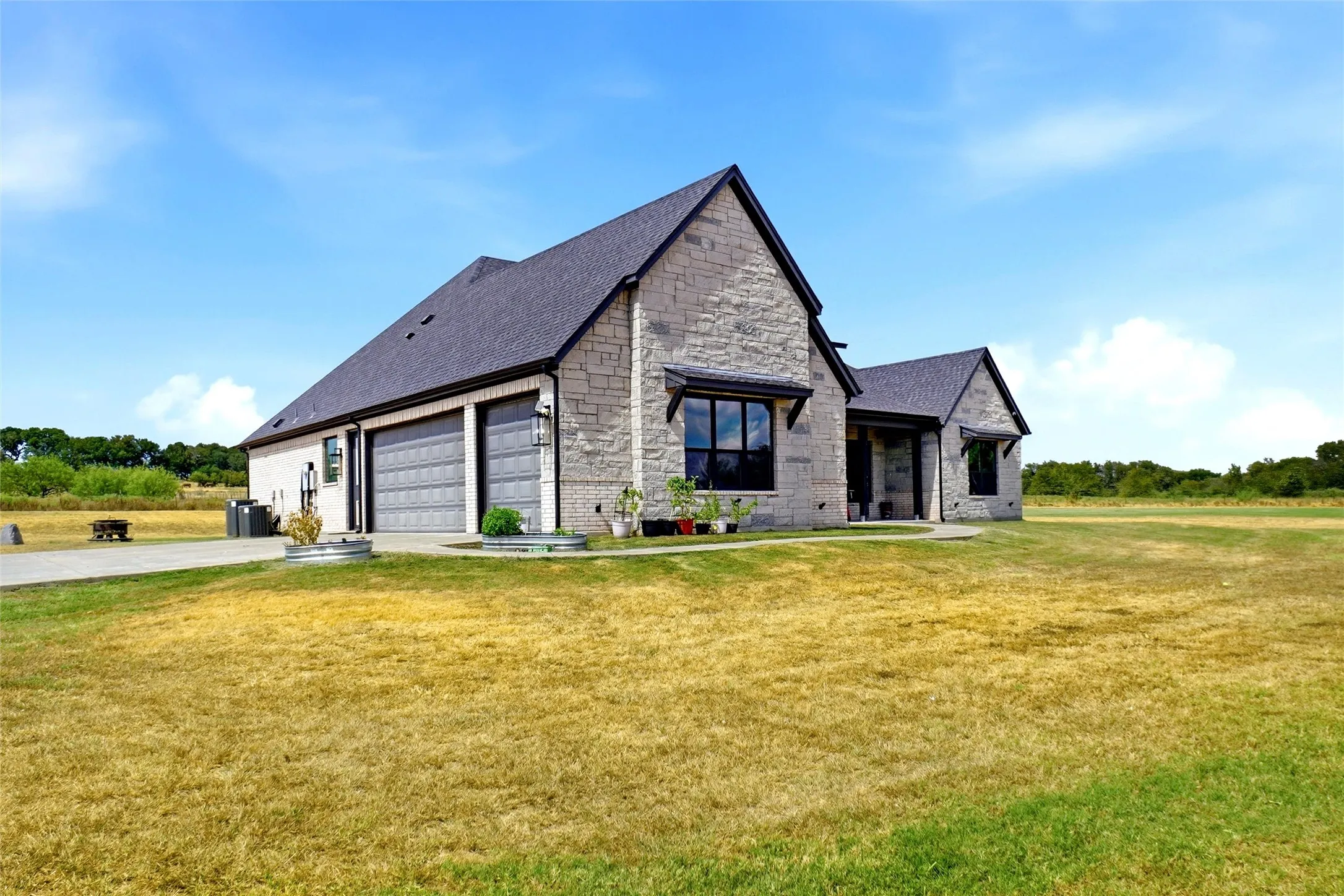3 car attached garage featuring​​‌​​​​‌​​‌‌​‌‌​​​‌‌​‌​‌​‌​​​‌​​ A/C
