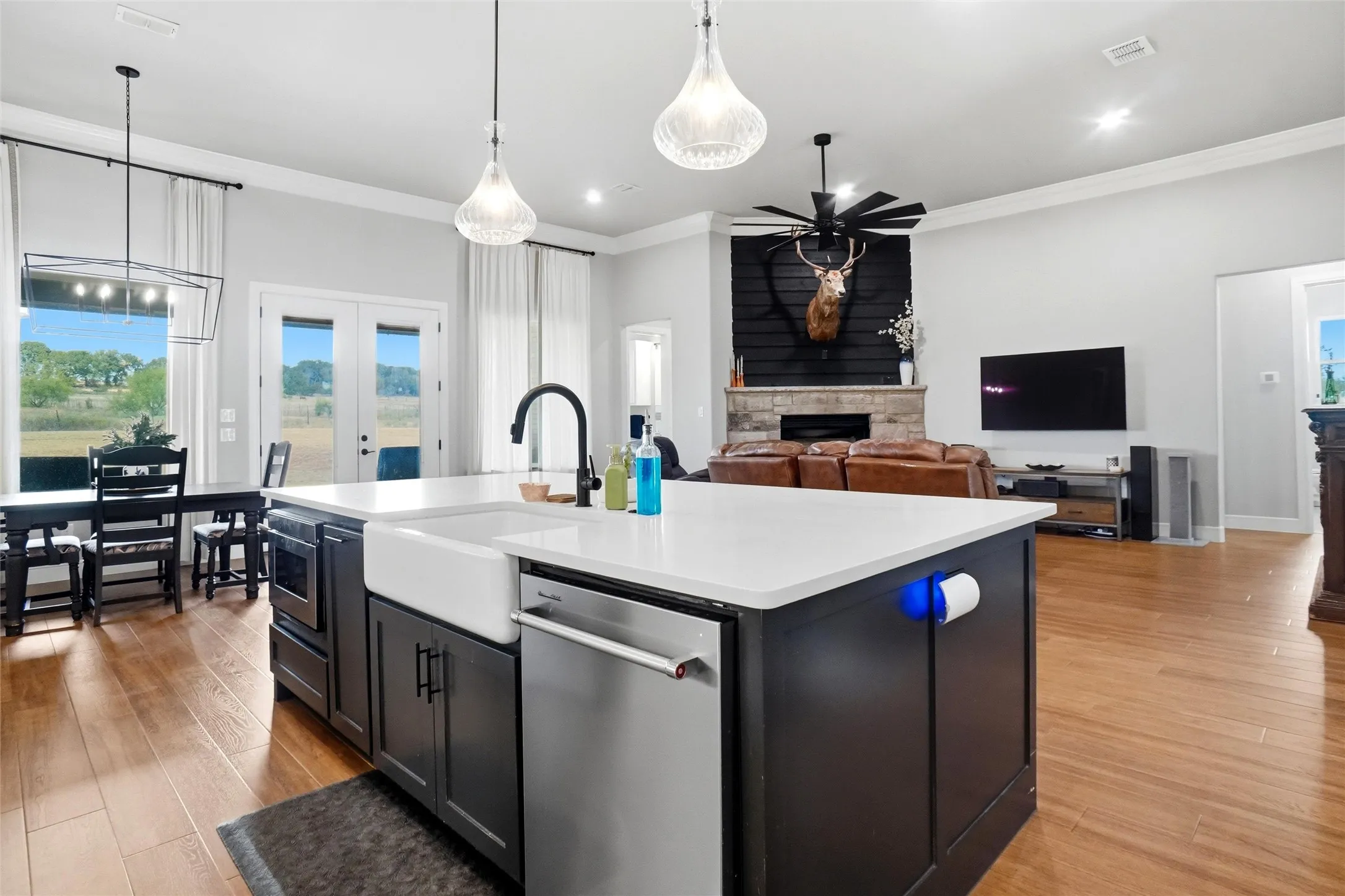 Farmhouse sink and stainless steel appliances