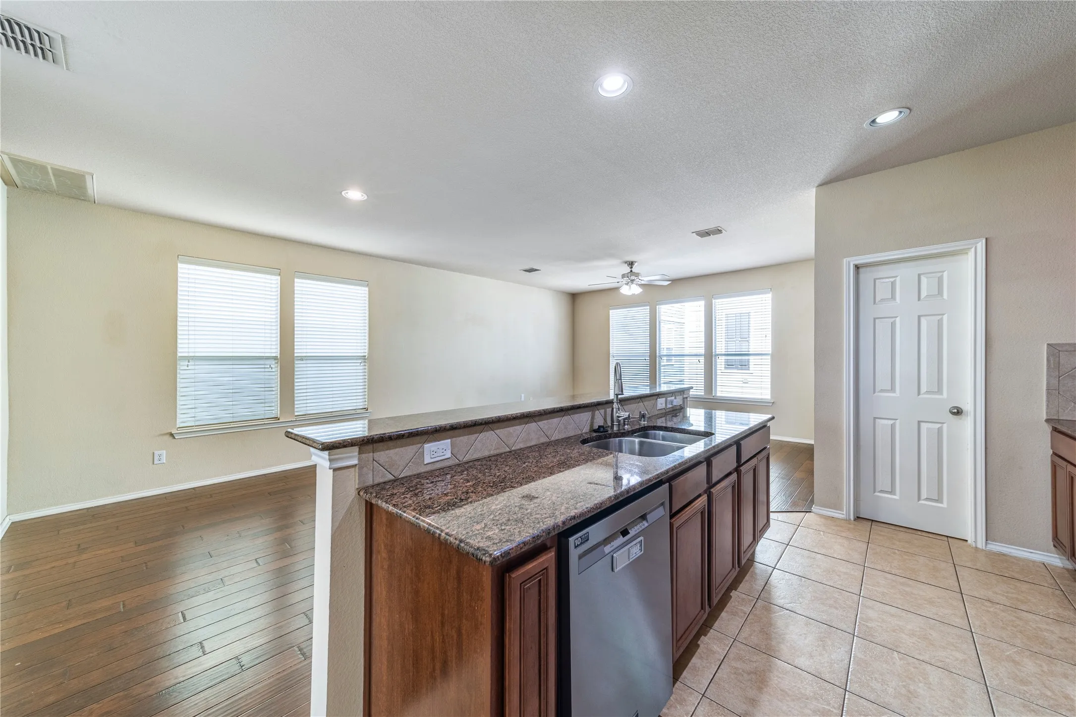 Townhouse For Rent in Dallas County , 7416 Coronado Avenue 18, Dallas, Texas 75214, 2 Bedroom, 2 Bathroom, 2 Garage spaces, 1,930 Sqft, built in 2005, mls#21380739, Real Estate Agent in Dallas, Homes For Rent in Dallas county, Homes For Rent in Dallas, Realtor in Dallas Texas, Real Estate Brokerage Independent Realty Texas, Luminita Cordes Realtor