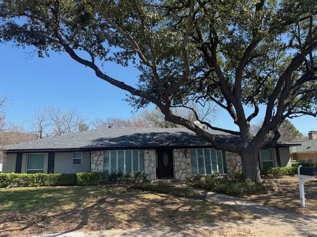 Single Family Residence For Rent in Dallas County , 14922 Hillcrest Road, Dallas, Texas 75248, 4 Bedroom, 4 Bathroom, 2 Garage spaces, 2,645 Sqft, built in 1968, mls#21385431, Real Estate Agent in Dallas, Homes For Rent in Dallas county, Homes For Rent in Dallas, Realtor in Dallas Texas, Real Estate Brokerage Independent Realty Texas, Luminita Cordes Realtor