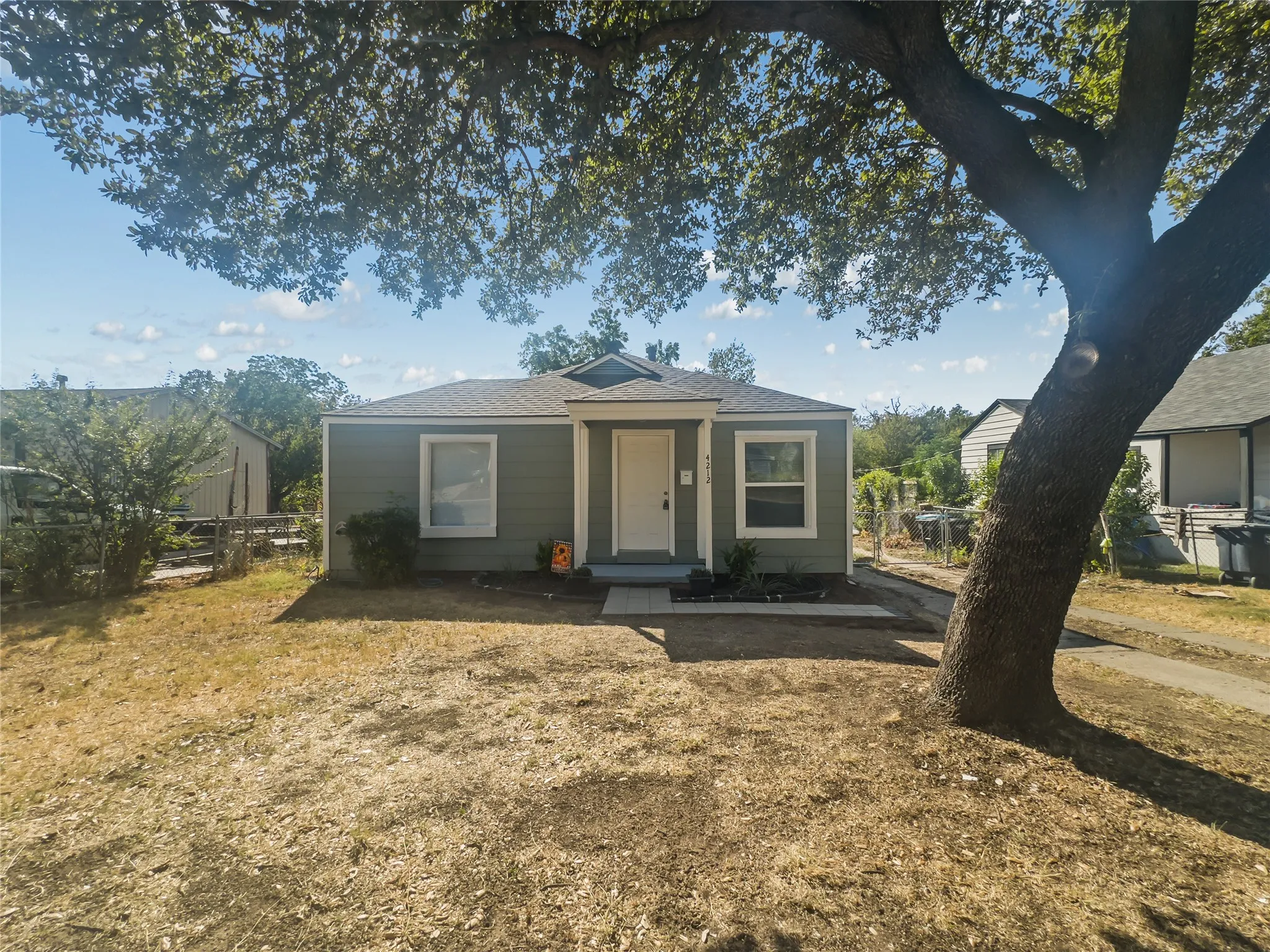 Single Family Residence For Sale in Tarrant County , 4212 Mccart Avenue, Fort Worth, Texas 76115, 2 Bedroom, 1 Bathroom, 1 Garage spaces, 765 Sqft, built in 1949, mls#21385383, Real Estate Agent in Fort Worth, Homes For Sale in Tarrant county, Homes For Sale in Fort Worth, Realtor in Fort Worth Texas, Real Estate Brokerage Independent Realty Texas, Luminita Cordes Realtor