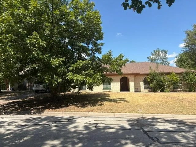 Single Family Residence For Sale in Tarrant County , 2011 Elmridge Drive, Arlington, Texas 76012, 4 Bedroom, 3 Bathroom, Garage spaces, 2,417 Sqft, built in 1973, mls#21385441, Real Estate Agent in Arlington, Homes For Sale in Tarrant county, Homes For Sale in Arlington, Realtor in Arlington Texas, Real Estate Brokerage Independent Realty Texas, Luminita Cordes Realtor