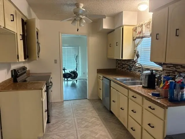 Single Family Residence For Sale in Tarrant County , 2011 Elmridge Drive, Arlington, Texas 76012, 4 Bedroom, 3 Bathroom, Garage spaces, 2,417 Sqft, built in 1973, mls#21385441, Real Estate Agent in Arlington, Homes For Sale in Tarrant county, Homes For Sale in Arlington, Realtor in Arlington Texas, Real Estate Brokerage Independent Realty Texas, Luminita Cordes Realtor