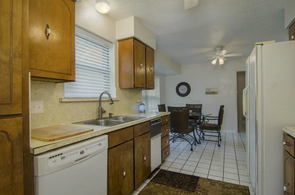Single Family Residence For Sale in Tarrant County , 2011 Elmridge Drive, Arlington, Texas 76012, 4 Bedroom, 3 Bathroom, Garage spaces, 2,417 Sqft, built in 1973, mls#21385441, Real Estate Agent in Arlington, Homes For Sale in Tarrant county, Homes For Sale in Arlington, Realtor in Arlington Texas, Real Estate Brokerage Independent Realty Texas, Luminita Cordes Realtor