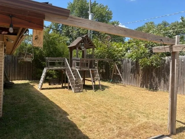 Single Family Residence For Sale in Tarrant County , 2011 Elmridge Drive, Arlington, Texas 76012, 4 Bedroom, 3 Bathroom, Garage spaces, 2,417 Sqft, built in 1973, mls#21385441, Real Estate Agent in Arlington, Homes For Sale in Tarrant county, Homes For Sale in Arlington, Realtor in Arlington Texas, Real Estate Brokerage Independent Realty Texas, Luminita Cordes Realtor