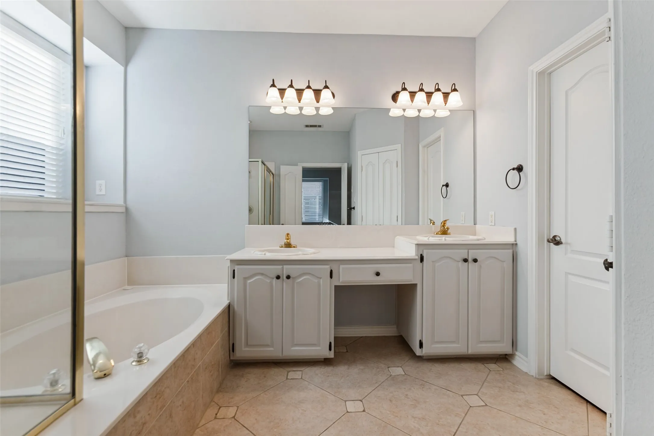 Single Family Residence For Sale in Collin County , 18803 Park Grove Lane, Dallas, Texas 75287, 3 Bedroom, 3 Bathroom, 2 Garage spaces, 2,158 Sqft, built in 1993, mls#21368096, Real Estate Agent in Dallas, Homes For Sale in Collin county, Homes For Sale in Dallas, Realtor in Dallas Texas, Real Estate Brokerage Independent Realty Texas, Luminita Cordes Realtor