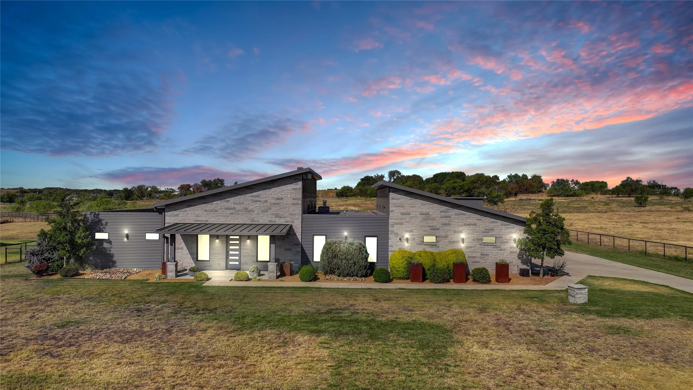 Single Family Residence For Sale in Parker County , 141 Savage Lane, Aledo, Texas 76008, 3 Bedroom, 4 Bathroom, 4 Garage spaces, 2,950 Sqft, built in 2017, mls#21385044, Real Estate Agent in Aledo, Homes For Sale in Parker county, Homes For Sale in Aledo, Realtor in Aledo Texas, Real Estate Brokerage Independent Realty Texas, Luminita Cordes Realtor