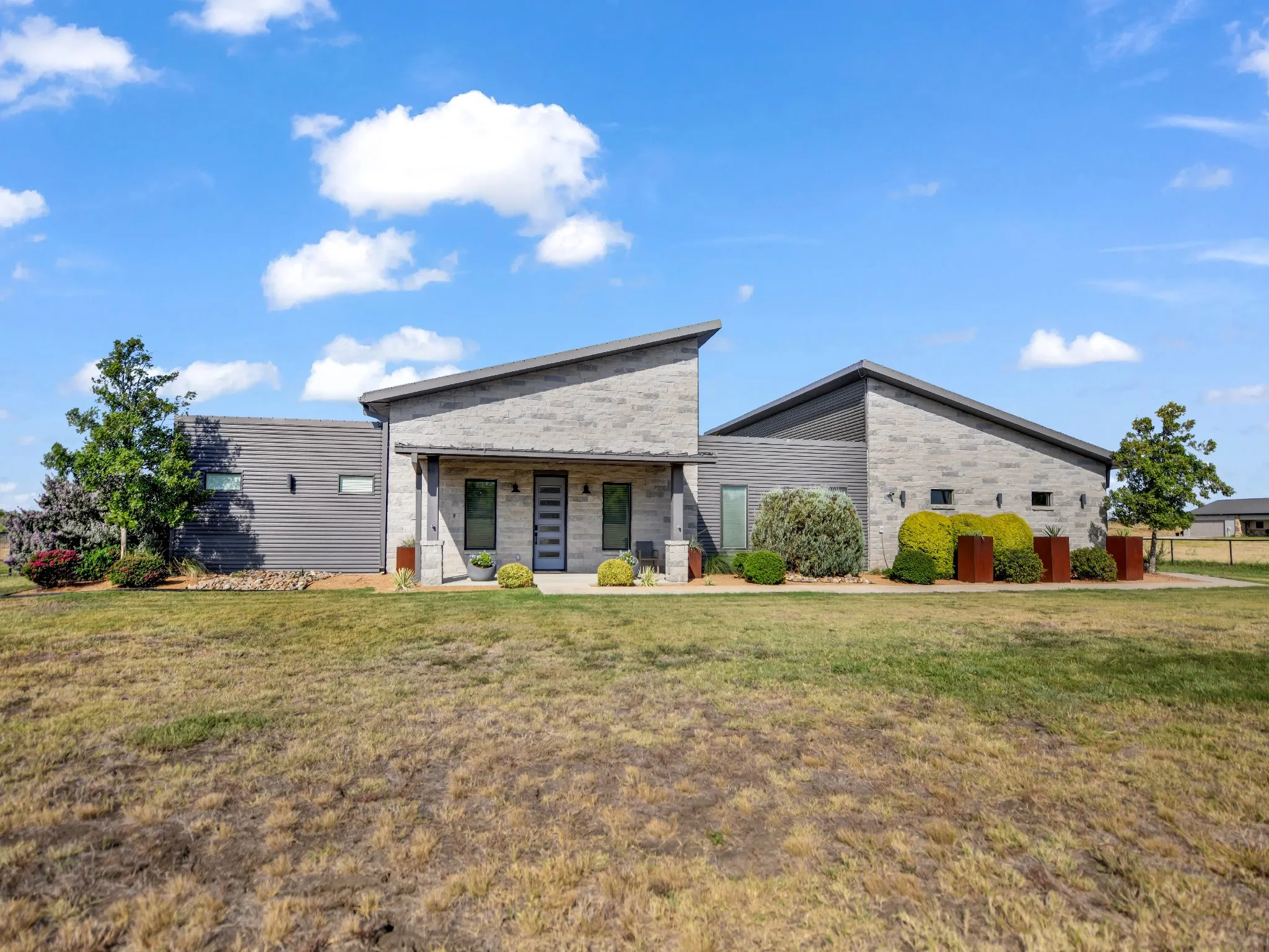 Single Family Residence For Sale in Parker County , 141 Savage Lane, Aledo, Texas 76008, 3 Bedroom, 4 Bathroom, 4 Garage spaces, 2,950 Sqft, built in 2017, mls#21385044, Real Estate Agent in Aledo, Homes For Sale in Parker county, Homes For Sale in Aledo, Realtor in Aledo Texas, Real Estate Brokerage Independent Realty Texas, Luminita Cordes Realtor