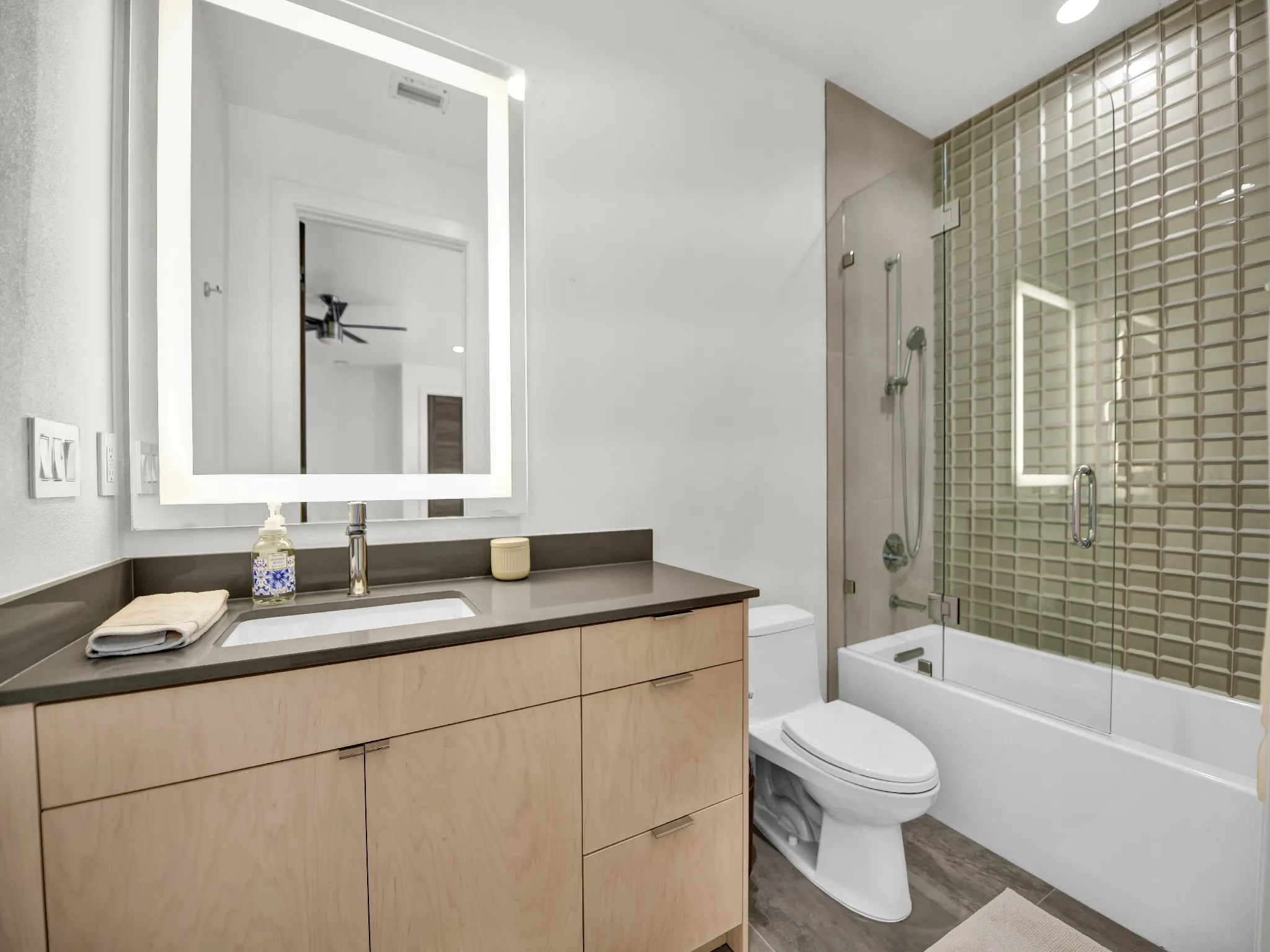 2nd bedroom ensuite with shower tub combo