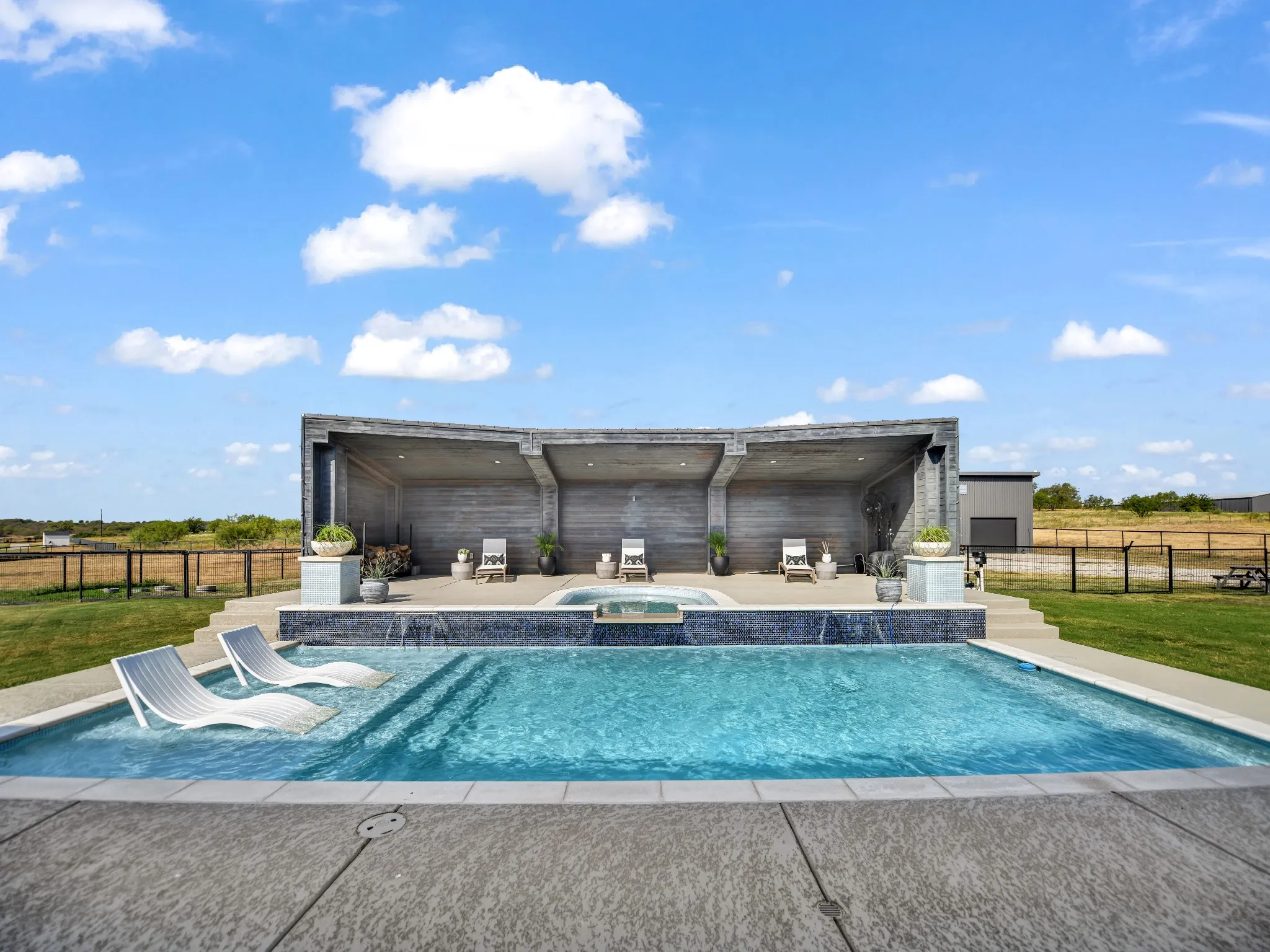 Single Family Residence For Sale in Parker County , 141 Savage Lane, Aledo, Texas 76008, 3 Bedroom, 4 Bathroom, 4 Garage spaces, 2,950 Sqft, built in 2017, mls#21385044, Real Estate Agent in Aledo, Homes For Sale in Parker county, Homes For Sale in Aledo, Realtor in Aledo Texas, Real Estate Brokerage Independent Realty Texas, Luminita Cordes Realtor