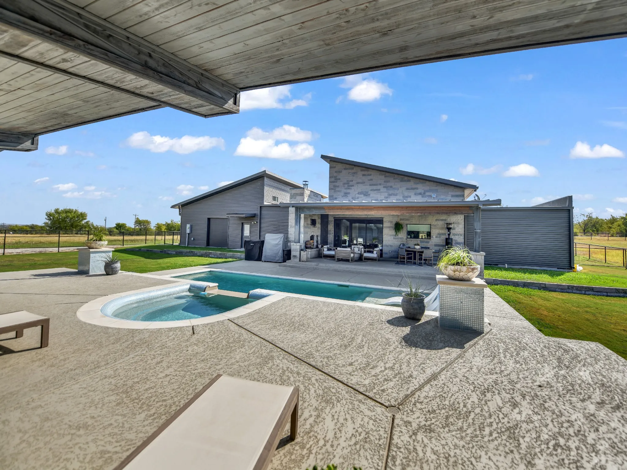 Single Family Residence For Sale in Parker County , 141 Savage Lane, Aledo, Texas 76008, 3 Bedroom, 4 Bathroom, 4 Garage spaces, 2,950 Sqft, built in 2017, mls#21385044, Real Estate Agent in Aledo, Homes For Sale in Parker county, Homes For Sale in Aledo, Realtor in Aledo Texas, Real Estate Brokerage Independent Realty Texas, Luminita Cordes Realtor
