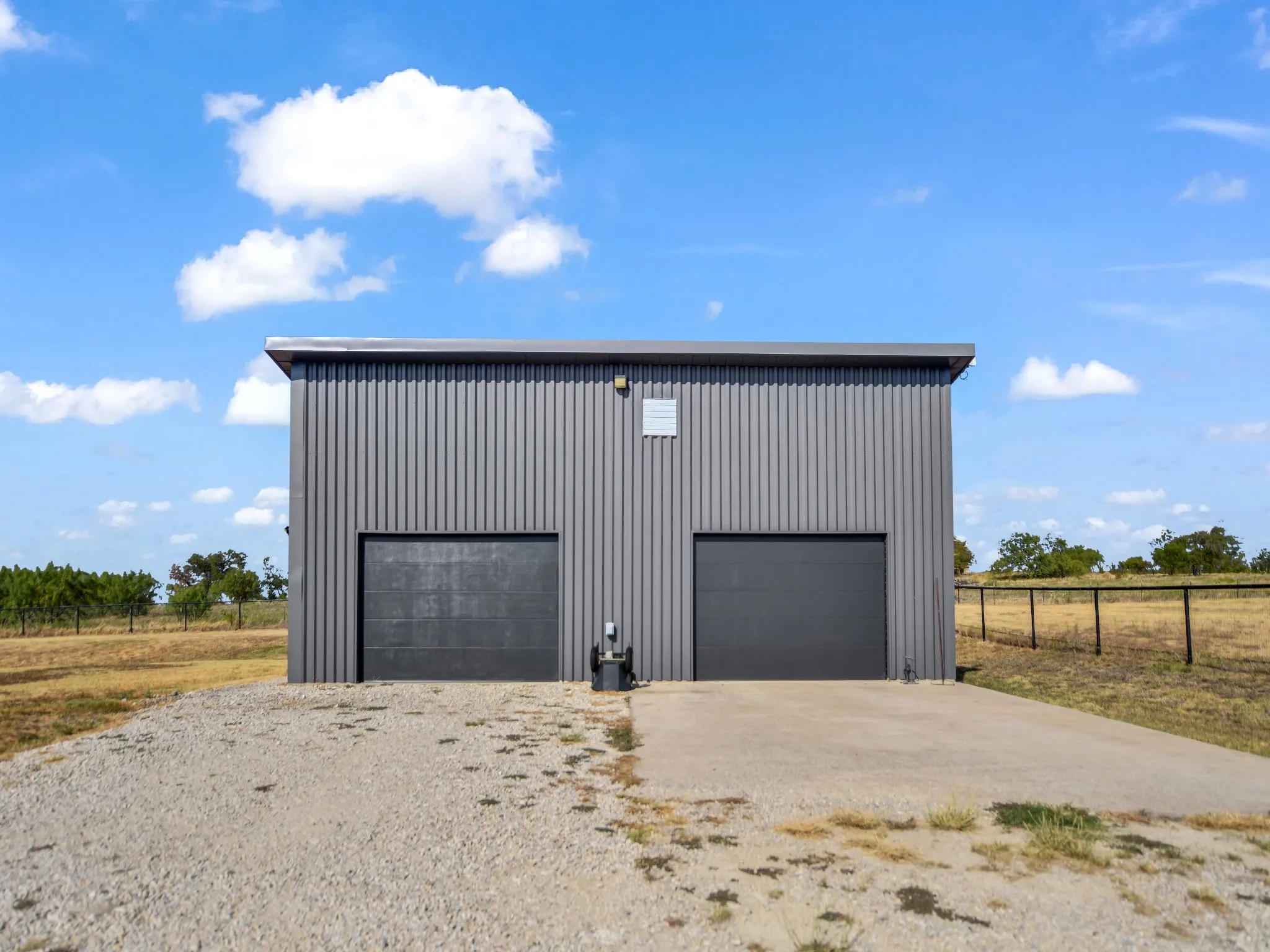 Single Family Residence For Sale in Parker County , 141 Savage Lane, Aledo, Texas 76008, 3 Bedroom, 4 Bathroom, 4 Garage spaces, 2,950 Sqft, built in 2017, mls#21385044, Real Estate Agent in Aledo, Homes For Sale in Parker county, Homes For Sale in Aledo, Realtor in Aledo Texas, Real Estate Brokerage Independent Realty Texas, Luminita Cordes Realtor