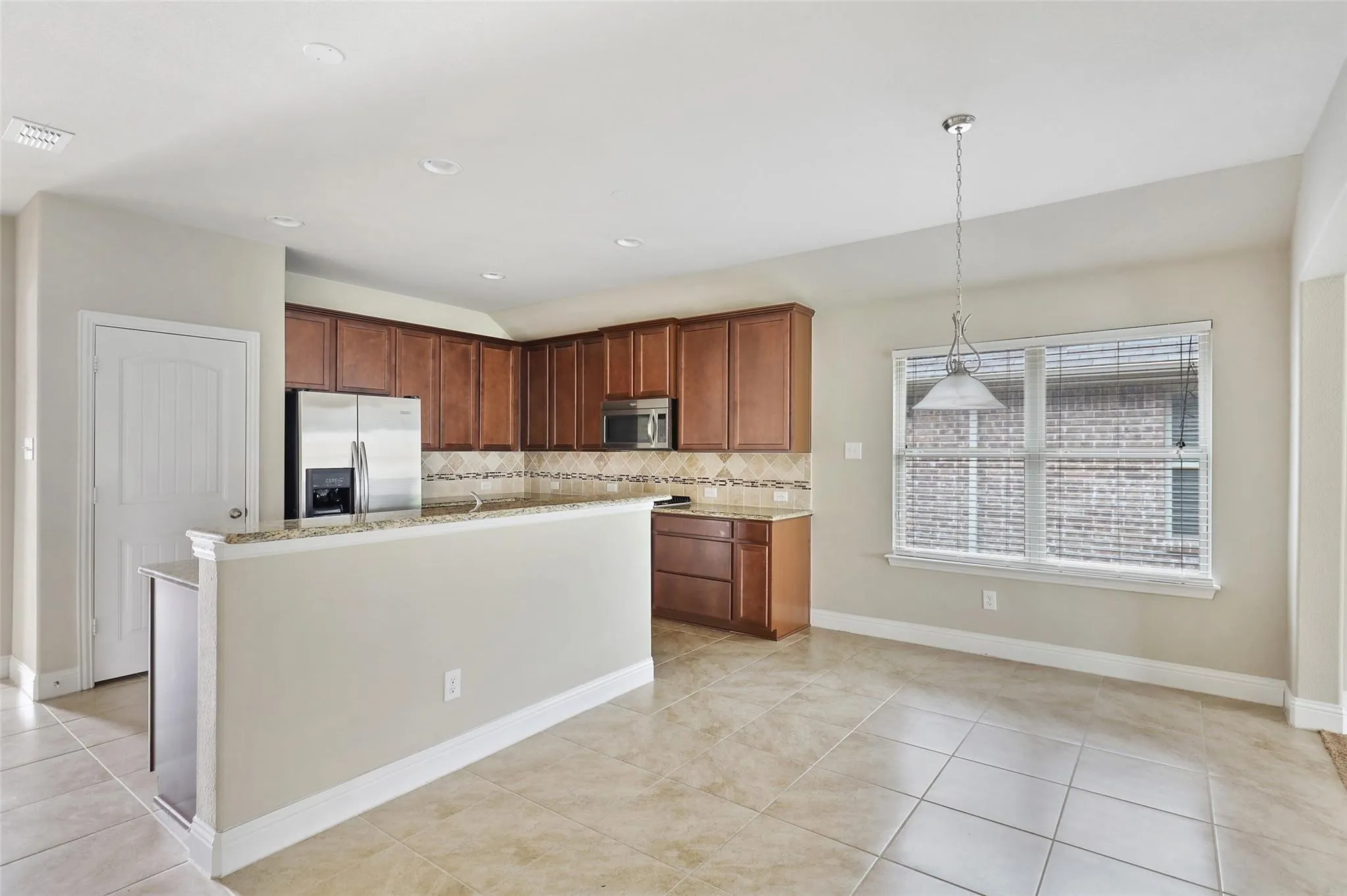 Single Family Residence For Rent in Denton County , 808 Kinghaven Drive, Little Elm, Texas 75068, 3 Bedroom, 2 Bathroom, 2 Garage spaces, 1,870 Sqft, built in 2016, mls#21385449, Real Estate Agent in Little Elm, Homes For Rent in Denton county, Homes For Rent in Little Elm, Realtor in Little Elm Texas, Real Estate Brokerage Independent Realty Texas, Luminita Cordes Realtor