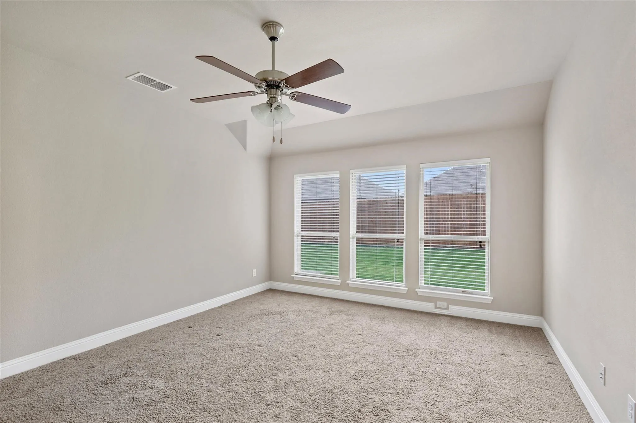 Single Family Residence For Rent in Denton County , 808 Kinghaven Drive, Little Elm, Texas 75068, 3 Bedroom, 2 Bathroom, 2 Garage spaces, 1,870 Sqft, built in 2016, mls#21385449, Real Estate Agent in Little Elm, Homes For Rent in Denton county, Homes For Rent in Little Elm, Realtor in Little Elm Texas, Real Estate Brokerage Independent Realty Texas, Luminita Cordes Realtor