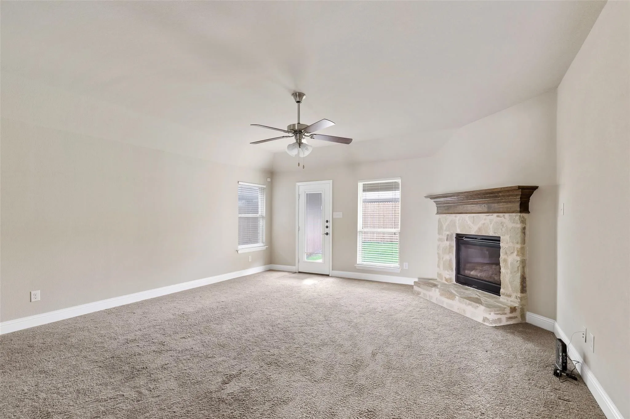 Single Family Residence For Rent in Denton County , 808 Kinghaven Drive, Little Elm, Texas 75068, 3 Bedroom, 2 Bathroom, 2 Garage spaces, 1,870 Sqft, built in 2016, mls#21385449, Real Estate Agent in Little Elm, Homes For Rent in Denton county, Homes For Rent in Little Elm, Realtor in Little Elm Texas, Real Estate Brokerage Independent Realty Texas, Luminita Cordes Realtor