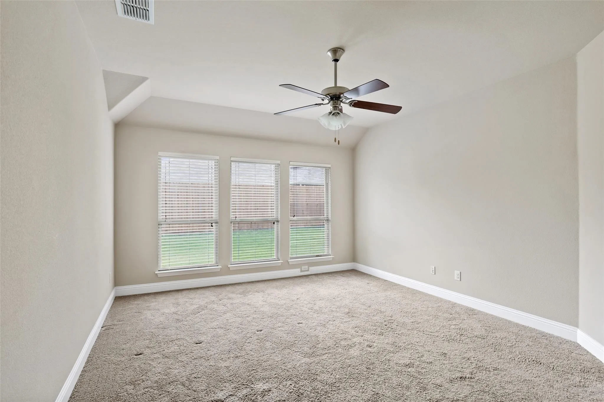 Single Family Residence For Rent in Denton County , 808 Kinghaven Drive, Little Elm, Texas 75068, 3 Bedroom, 2 Bathroom, 2 Garage spaces, 1,870 Sqft, built in 2016, mls#21385449, Real Estate Agent in Little Elm, Homes For Rent in Denton county, Homes For Rent in Little Elm, Realtor in Little Elm Texas, Real Estate Brokerage Independent Realty Texas, Luminita Cordes Realtor