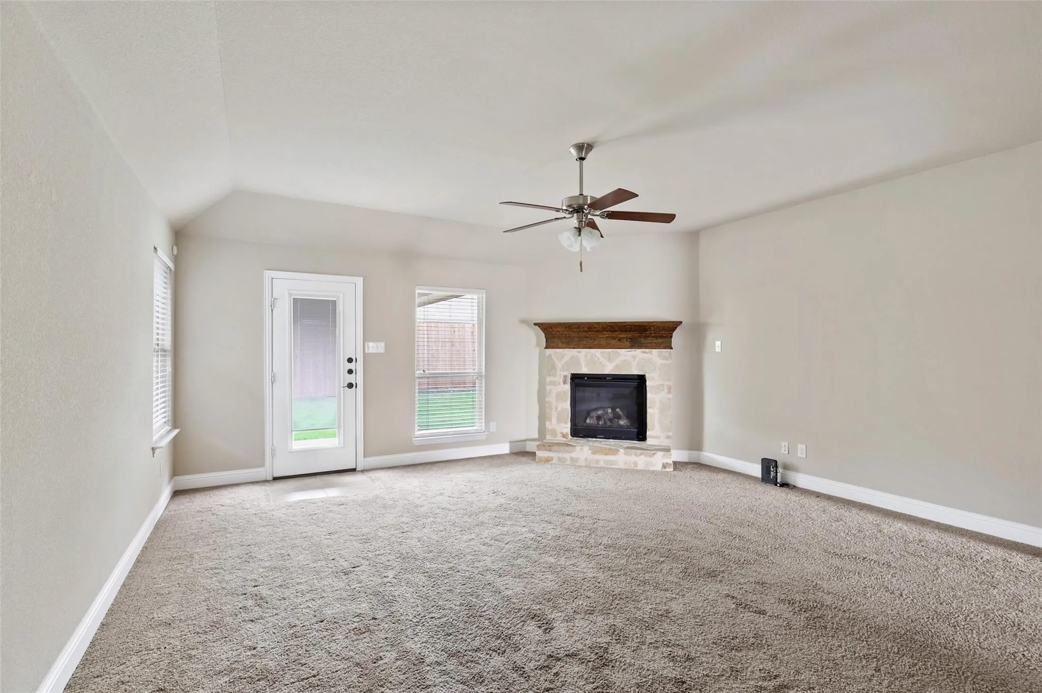 Single Family Residence For Rent in Denton County , 808 Kinghaven Drive, Little Elm, Texas 75068, 3 Bedroom, 2 Bathroom, 2 Garage spaces, 1,870 Sqft, built in 2016, mls#21385449, Real Estate Agent in Little Elm, Homes For Rent in Denton county, Homes For Rent in Little Elm, Realtor in Little Elm Texas, Real Estate Brokerage Independent Realty Texas, Luminita Cordes Realtor