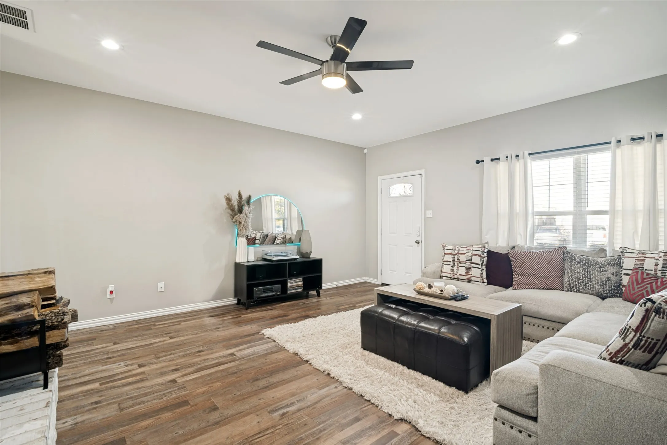 Single Family Residence For Sale in Kaufman County , 105 Mitchell Circle, Terrell, Texas 75160, 3 Bedroom, 2 Bathroom, 2 Garage spaces, 1,893 Sqft, built in 2021, mls#21385164, Real Estate Agent in Terrell, Homes For Sale in Kaufman county, Homes For Sale in Terrell, Realtor in Terrell Texas, Real Estate Brokerage Independent Realty Texas, Luminita Cordes Realtor
