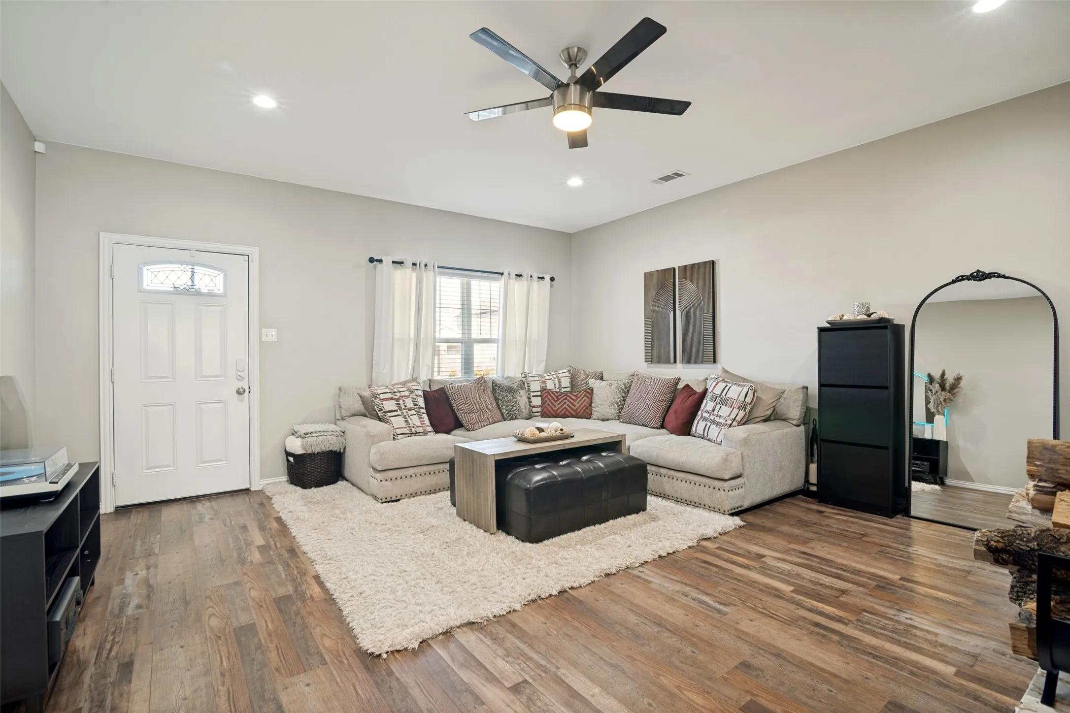 Single Family Residence For Sale in Kaufman County , 105 Mitchell Circle, Terrell, Texas 75160, 3 Bedroom, 2 Bathroom, 2 Garage spaces, 1,893 Sqft, built in 2021, mls#21385164, Real Estate Agent in Terrell, Homes For Sale in Kaufman county, Homes For Sale in Terrell, Realtor in Terrell Texas, Real Estate Brokerage Independent Realty Texas, Luminita Cordes Realtor
