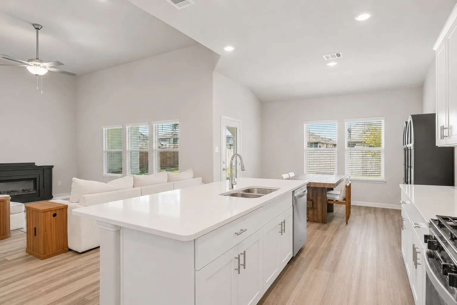 Single Family Residence For Sale in Collin County , 3514 Jb Thomas Drive, Farmersville, Texas 75442, 5 Bedroom, 4 Bathroom, 2 Garage spaces, 3,720 Sqft, built in 2024, mls#21385439, Real Estate Agent in Farmersville, Homes For Sale in Collin county, Homes For Sale in Farmersville, Realtor in Farmersville Texas, Real Estate Brokerage Independent Realty Texas, Luminita Cordes Realtor