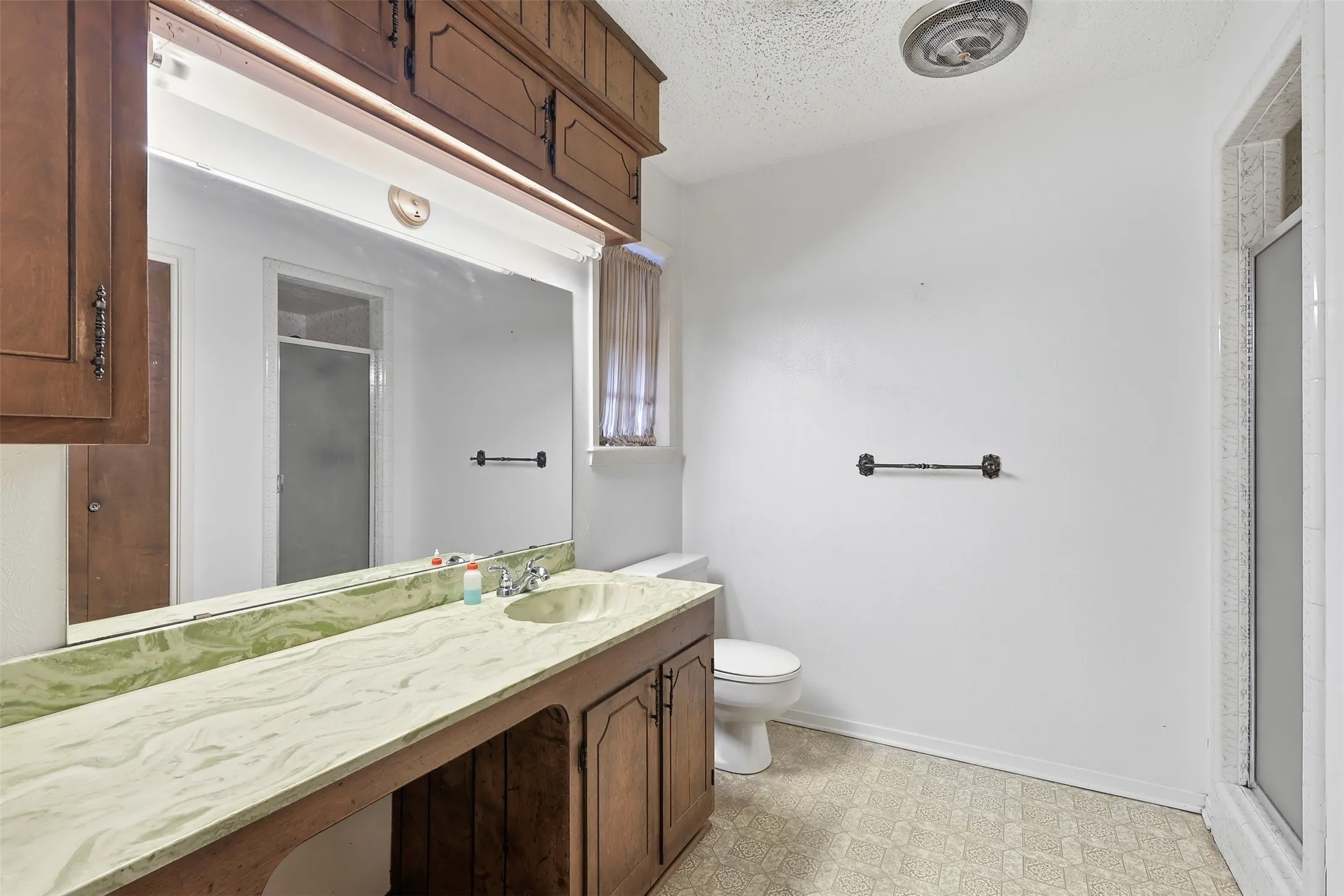 Single Family Residence For Sale in Titus County , 221 County Road 3220, Mt Pleasant, Texas 75455, 3 Bedroom, 2 Bathroom, 2 Garage spaces, 1,654 Sqft, built in 1978, mls#21385432, Real Estate Agent in Mt Pleasant, Homes For Sale in Titus county, Homes For Sale in Mt Pleasant, Realtor in Mt Pleasant Texas, Real Estate Brokerage Independent Realty Texas, Luminita Cordes Realtor