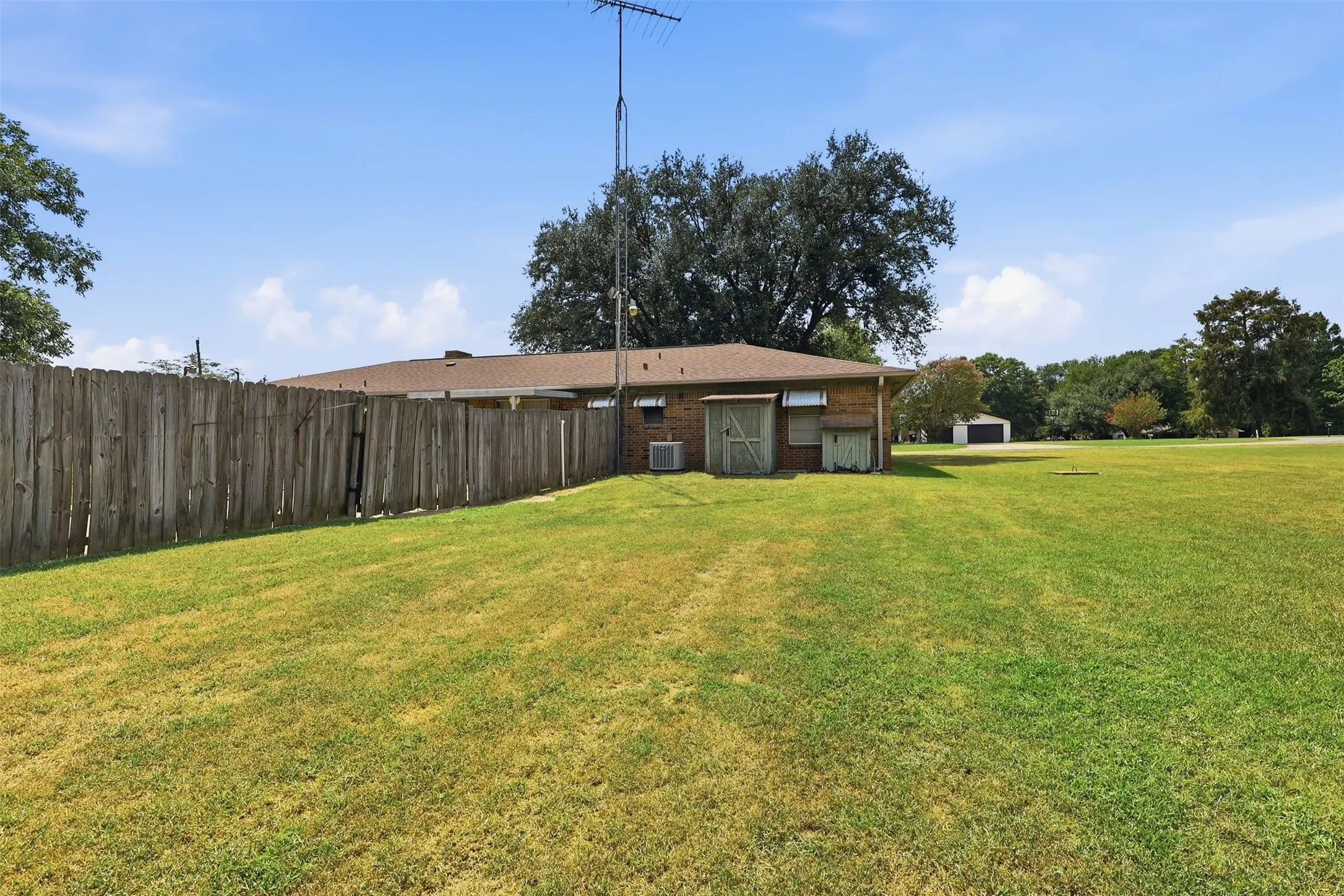 Single Family Residence For Sale in Titus County , 221 County Road 3220, Mt Pleasant, Texas 75455, 3 Bedroom, 2 Bathroom, 2 Garage spaces, 1,654 Sqft, built in 1978, mls#21385432, Real Estate Agent in Mt Pleasant, Homes For Sale in Titus county, Homes For Sale in Mt Pleasant, Realtor in Mt Pleasant Texas, Real Estate Brokerage Independent Realty Texas, Luminita Cordes Realtor