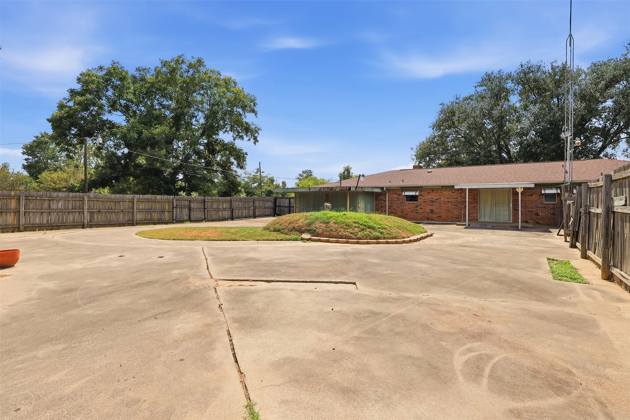 Single Family Residence For Sale in Titus County , 221 County Road 3220, Mt Pleasant, Texas 75455, 3 Bedroom, 2 Bathroom, 2 Garage spaces, 1,654 Sqft, built in 1978, mls#21385432, Real Estate Agent in Mt Pleasant, Homes For Sale in Titus county, Homes For Sale in Mt Pleasant, Realtor in Mt Pleasant Texas, Real Estate Brokerage Independent Realty Texas, Luminita Cordes Realtor