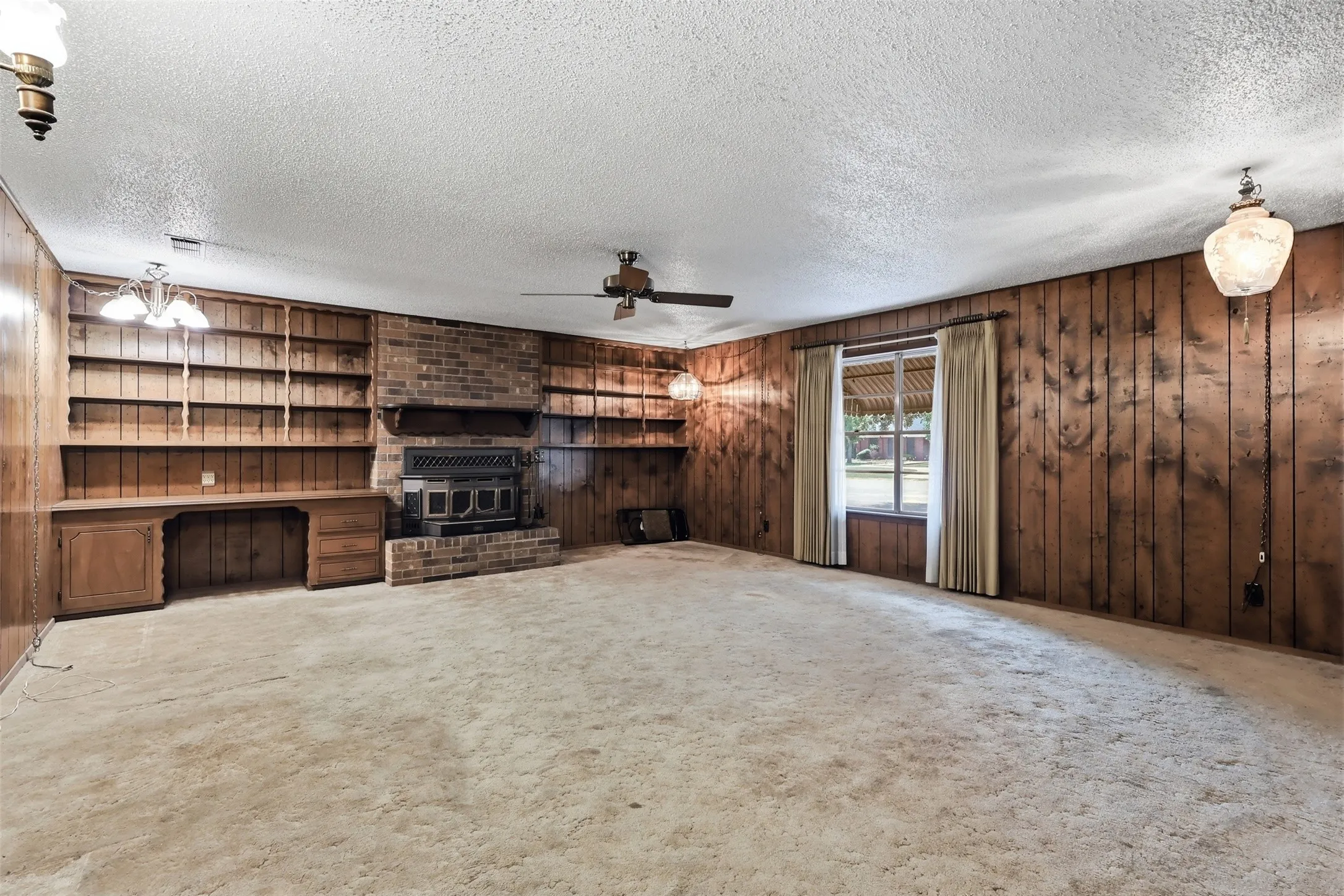 Single Family Residence For Sale in Titus County , 221 County Road 3220, Mt Pleasant, Texas 75455, 3 Bedroom, 2 Bathroom, 2 Garage spaces, 1,654 Sqft, built in 1978, mls#21385432, Real Estate Agent in Mt Pleasant, Homes For Sale in Titus county, Homes For Sale in Mt Pleasant, Realtor in Mt Pleasant Texas, Real Estate Brokerage Independent Realty Texas, Luminita Cordes Realtor