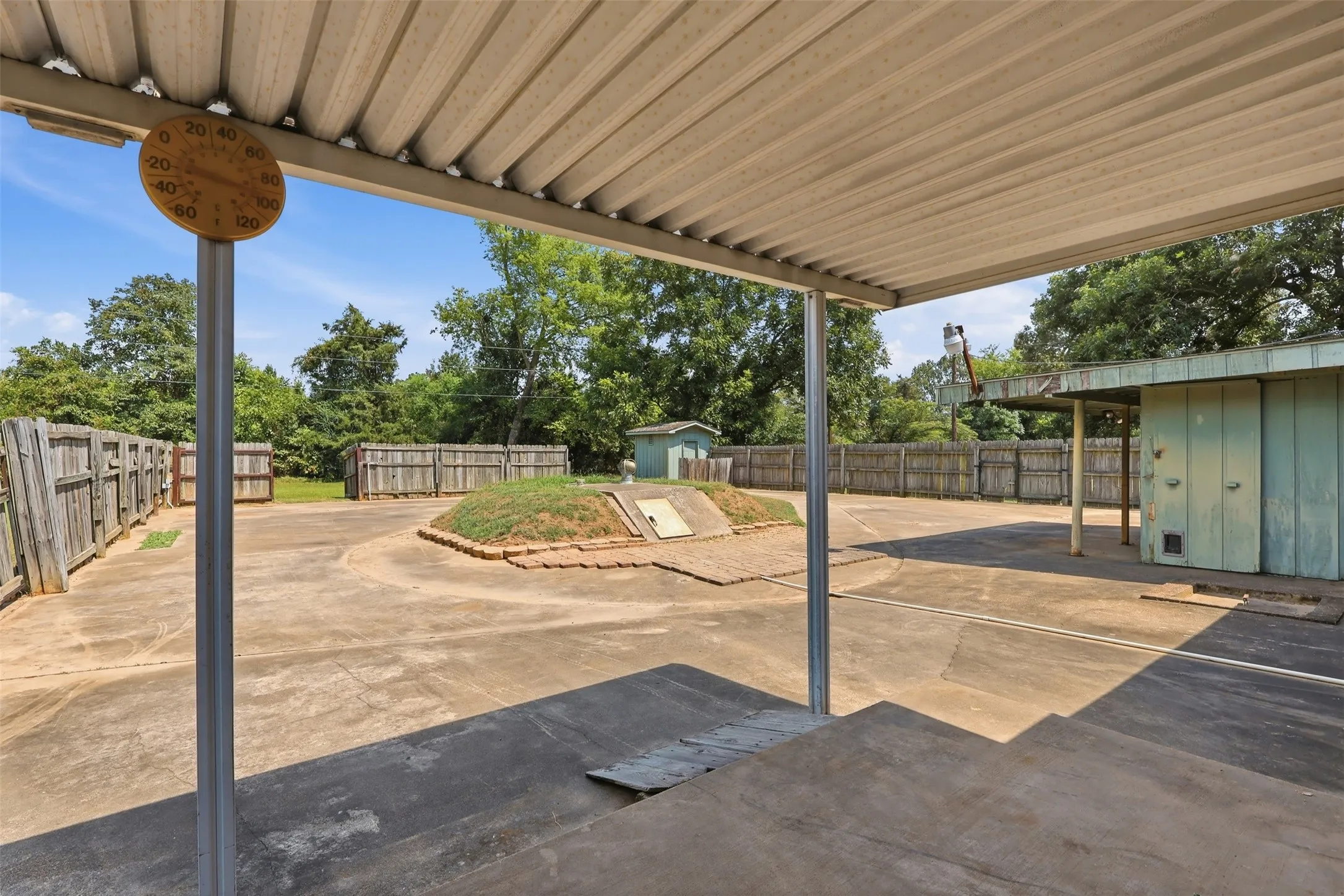 Single Family Residence For Sale in Titus County , 221 County Road 3220, Mt Pleasant, Texas 75455, 3 Bedroom, 2 Bathroom, 2 Garage spaces, 1,654 Sqft, built in 1978, mls#21385432, Real Estate Agent in Mt Pleasant, Homes For Sale in Titus county, Homes For Sale in Mt Pleasant, Realtor in Mt Pleasant Texas, Real Estate Brokerage Independent Realty Texas, Luminita Cordes Realtor