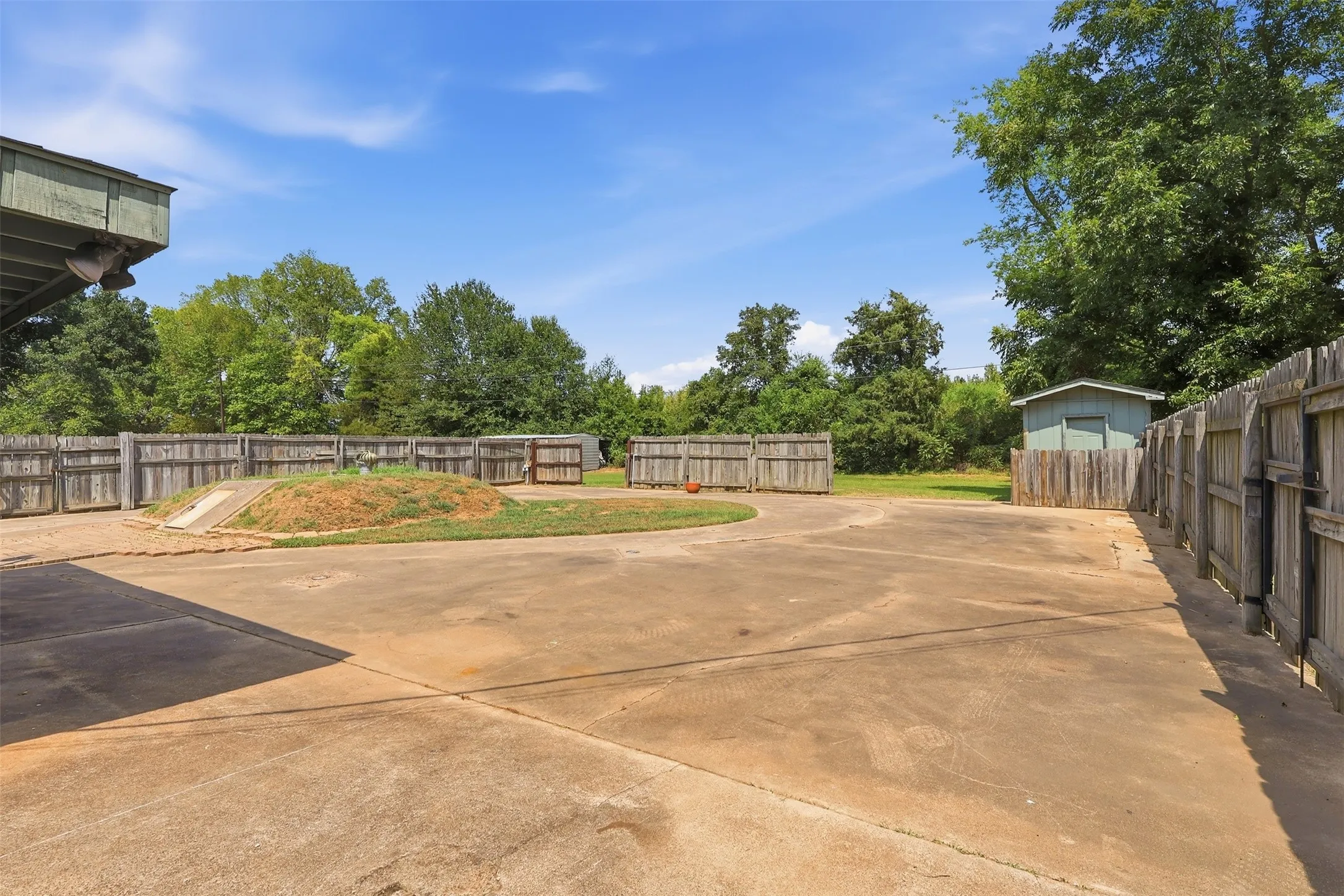 Single Family Residence For Sale in Titus County , 221 County Road 3220, Mt Pleasant, Texas 75455, 3 Bedroom, 2 Bathroom, 2 Garage spaces, 1,654 Sqft, built in 1978, mls#21385432, Real Estate Agent in Mt Pleasant, Homes For Sale in Titus county, Homes For Sale in Mt Pleasant, Realtor in Mt Pleasant Texas, Real Estate Brokerage Independent Realty Texas, Luminita Cordes Realtor