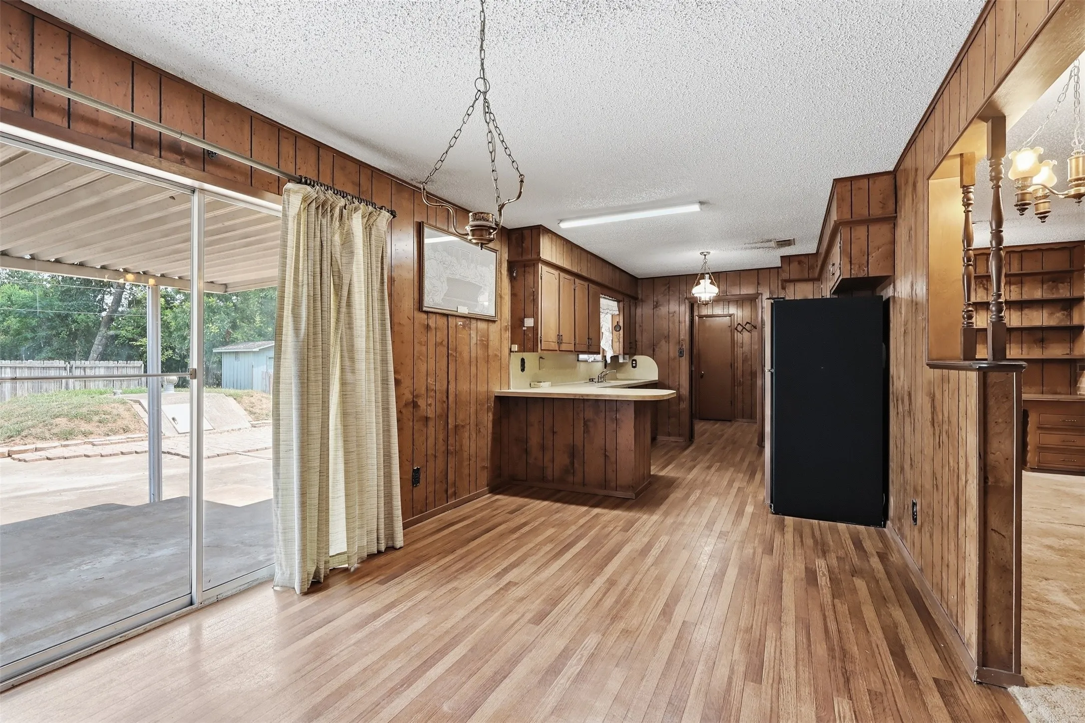 Single Family Residence For Sale in Titus County , 221 County Road 3220, Mt Pleasant, Texas 75455, 3 Bedroom, 2 Bathroom, 2 Garage spaces, 1,654 Sqft, built in 1978, mls#21385432, Real Estate Agent in Mt Pleasant, Homes For Sale in Titus county, Homes For Sale in Mt Pleasant, Realtor in Mt Pleasant Texas, Real Estate Brokerage Independent Realty Texas, Luminita Cordes Realtor