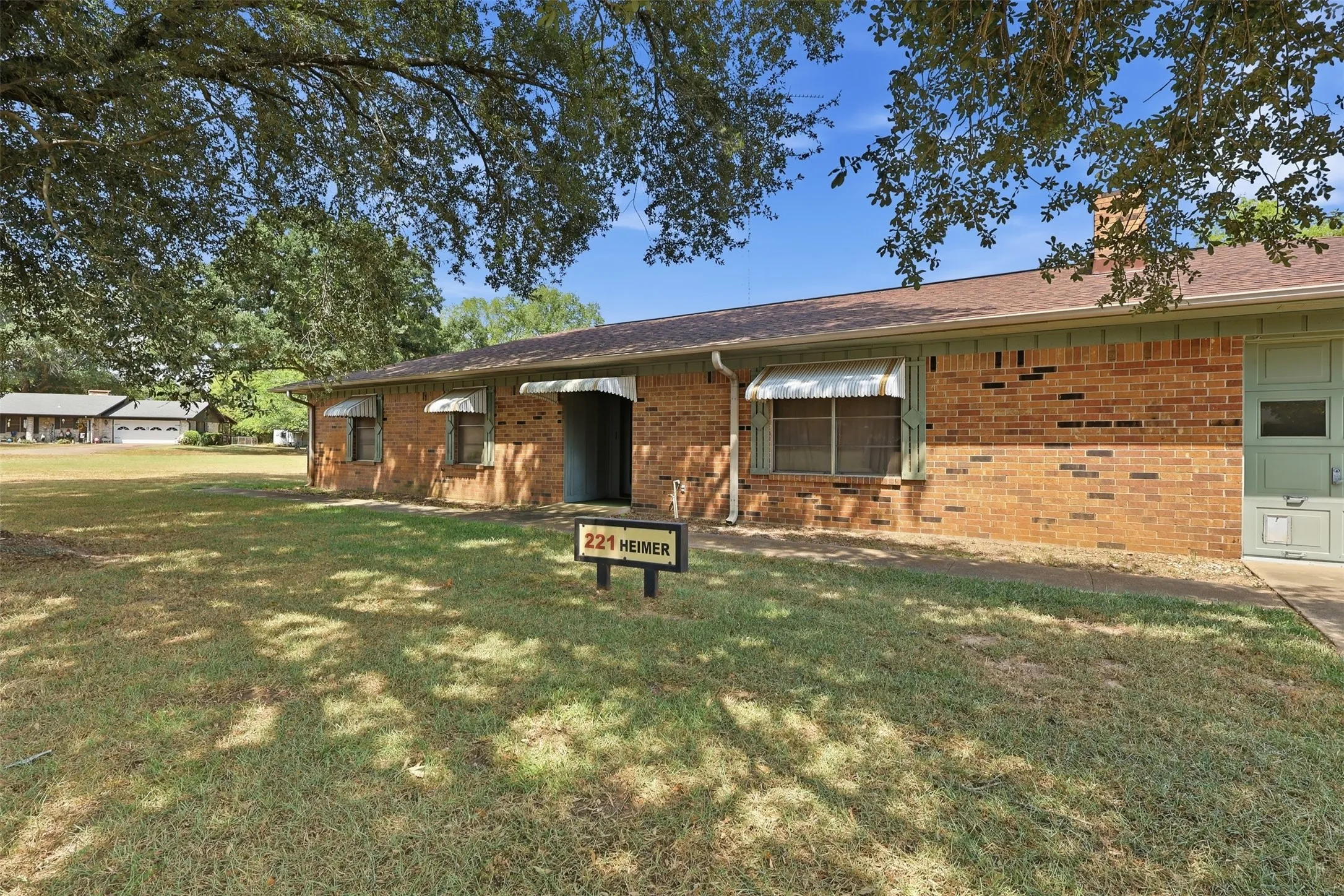 Single Family Residence For Sale in Titus County , 221 County Road 3220, Mt Pleasant, Texas 75455, 3 Bedroom, 2 Bathroom, 2 Garage spaces, 1,654 Sqft, built in 1978, mls#21385432, Real Estate Agent in Mt Pleasant, Homes For Sale in Titus county, Homes For Sale in Mt Pleasant, Realtor in Mt Pleasant Texas, Real Estate Brokerage Independent Realty Texas, Luminita Cordes Realtor