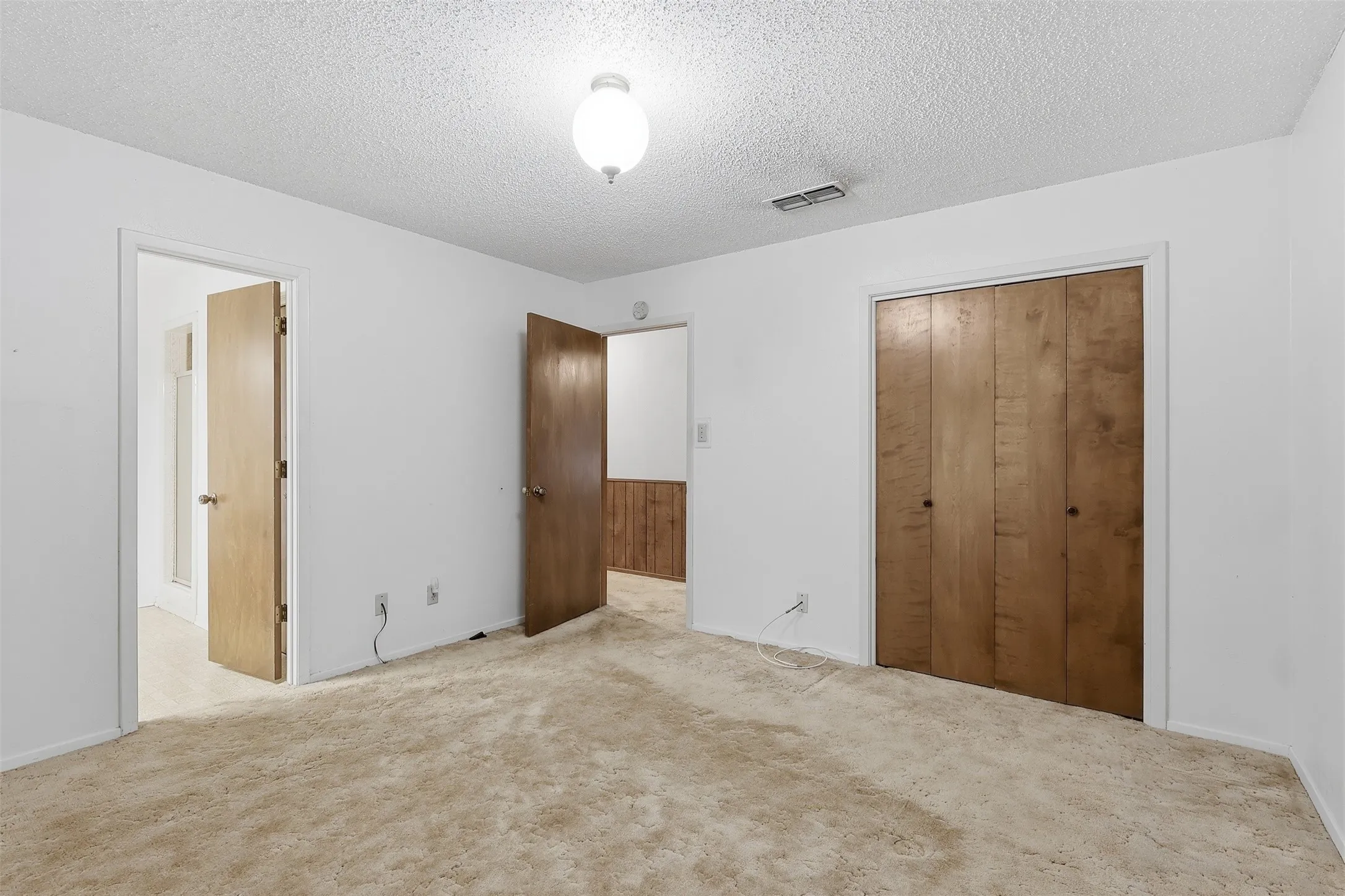 Single Family Residence For Sale in Titus County , 221 County Road 3220, Mt Pleasant, Texas 75455, 3 Bedroom, 2 Bathroom, 2 Garage spaces, 1,654 Sqft, built in 1978, mls#21385432, Real Estate Agent in Mt Pleasant, Homes For Sale in Titus county, Homes For Sale in Mt Pleasant, Realtor in Mt Pleasant Texas, Real Estate Brokerage Independent Realty Texas, Luminita Cordes Realtor