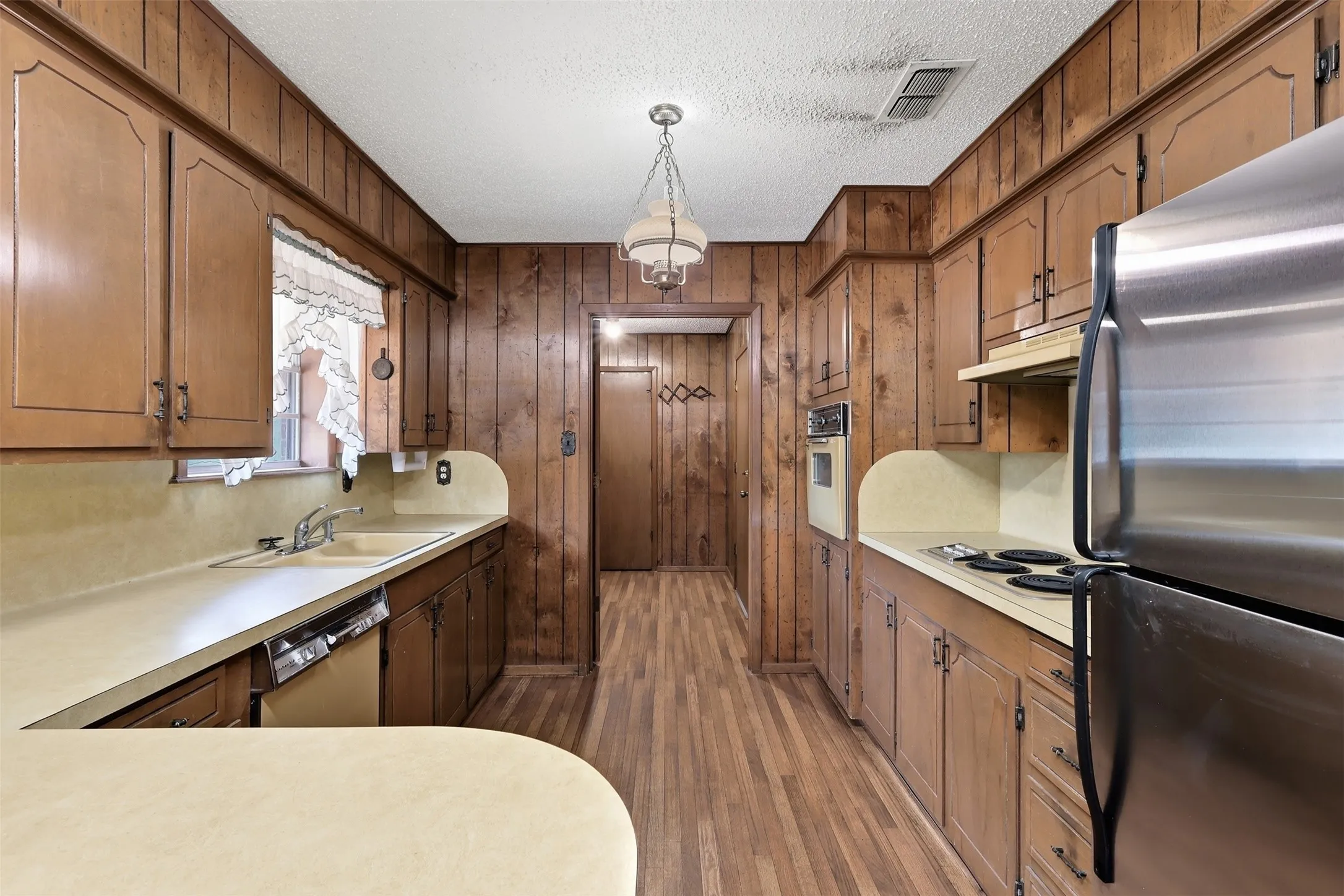 Single Family Residence For Sale in Titus County , 221 County Road 3220, Mt Pleasant, Texas 75455, 3 Bedroom, 2 Bathroom, 2 Garage spaces, 1,654 Sqft, built in 1978, mls#21385432, Real Estate Agent in Mt Pleasant, Homes For Sale in Titus county, Homes For Sale in Mt Pleasant, Realtor in Mt Pleasant Texas, Real Estate Brokerage Independent Realty Texas, Luminita Cordes Realtor