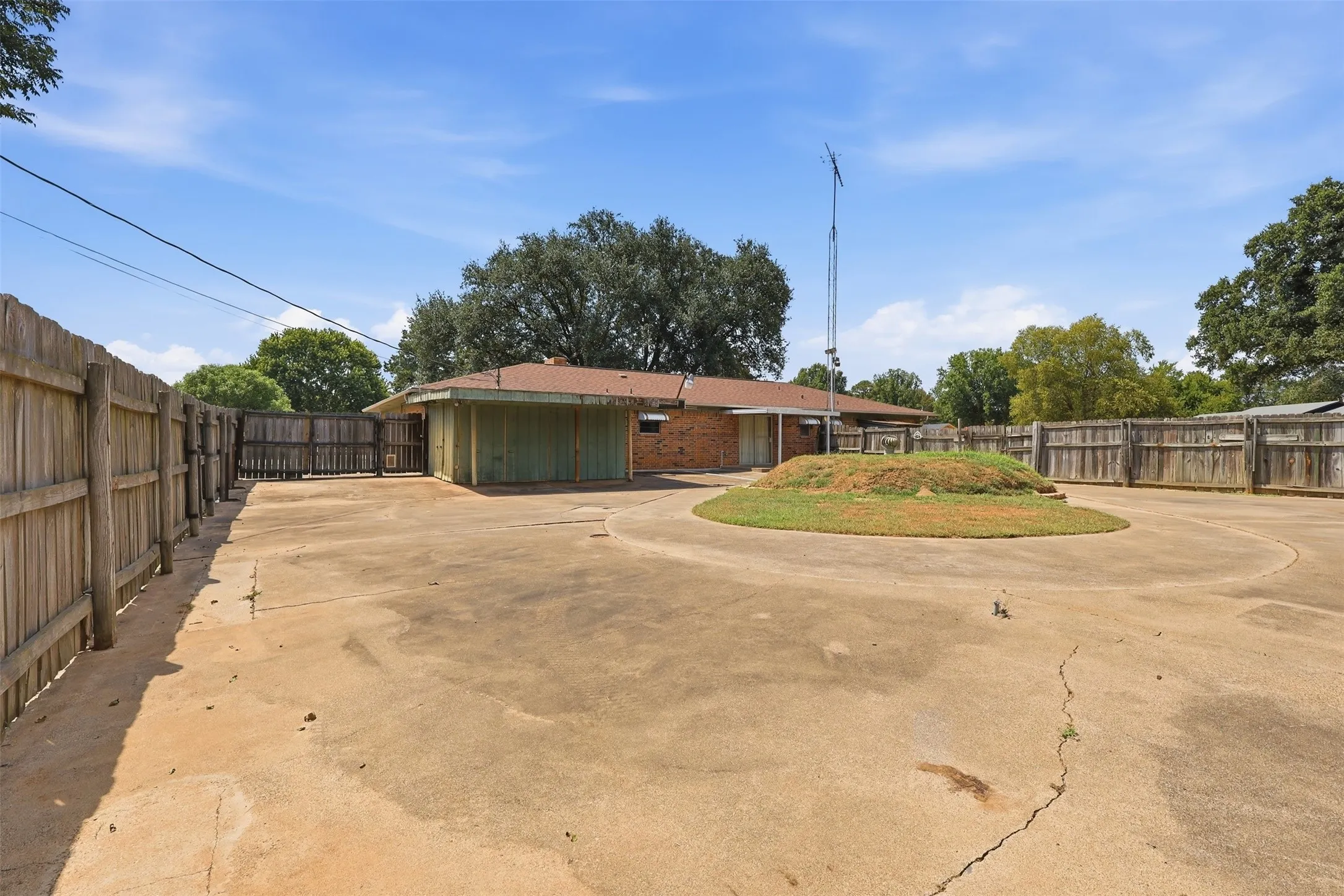 Single Family Residence For Sale in Titus County , 221 County Road 3220, Mt Pleasant, Texas 75455, 3 Bedroom, 2 Bathroom, 2 Garage spaces, 1,654 Sqft, built in 1978, mls#21385432, Real Estate Agent in Mt Pleasant, Homes For Sale in Titus county, Homes For Sale in Mt Pleasant, Realtor in Mt Pleasant Texas, Real Estate Brokerage Independent Realty Texas, Luminita Cordes Realtor