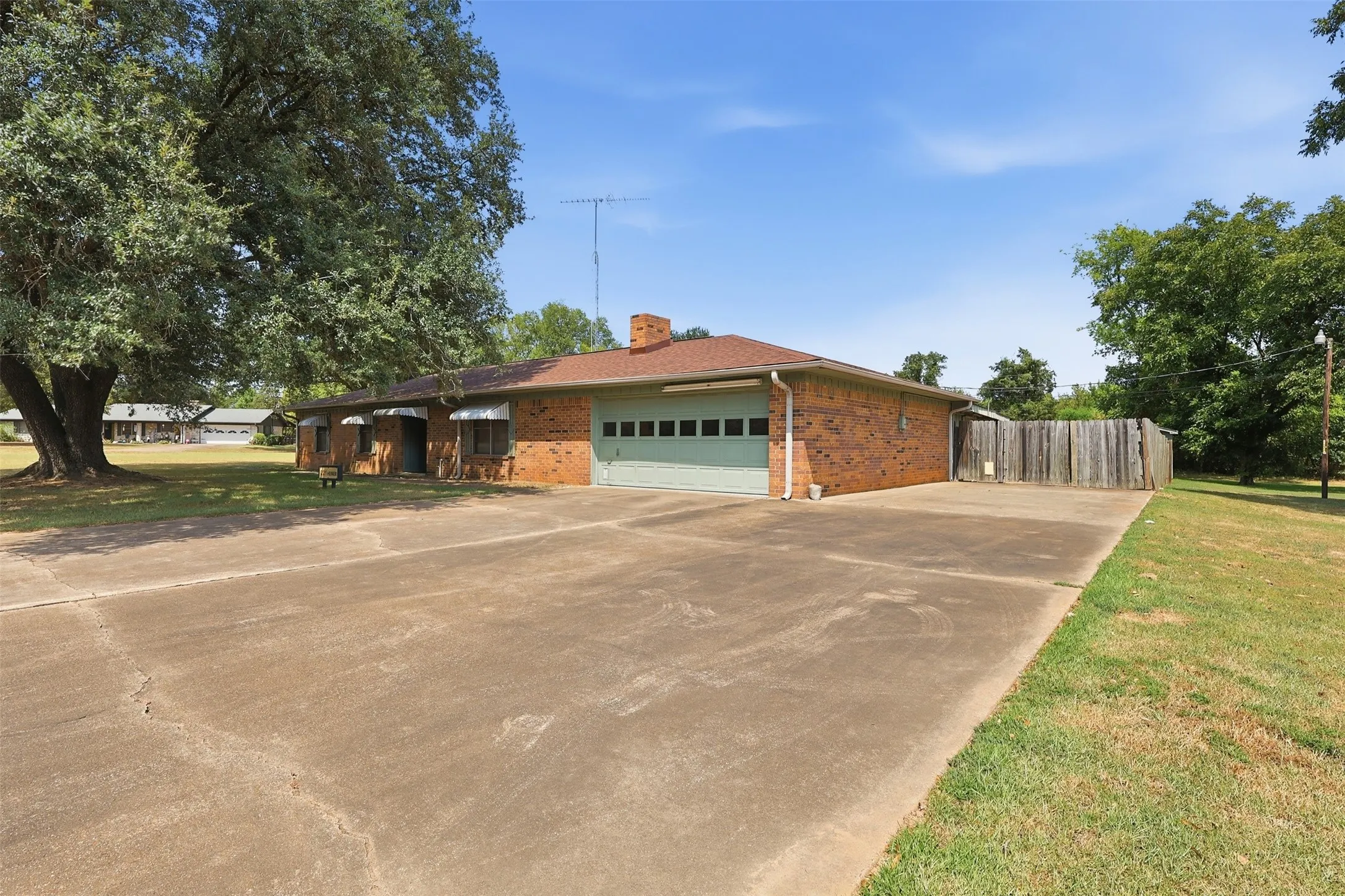 Single Family Residence For Sale in Titus County , 221 County Road 3220, Mt Pleasant, Texas 75455, 3 Bedroom, 2 Bathroom, 2 Garage spaces, 1,654 Sqft, built in 1978, mls#21385432, Real Estate Agent in Mt Pleasant, Homes For Sale in Titus county, Homes For Sale in Mt Pleasant, Realtor in Mt Pleasant Texas, Real Estate Brokerage Independent Realty Texas, Luminita Cordes Realtor