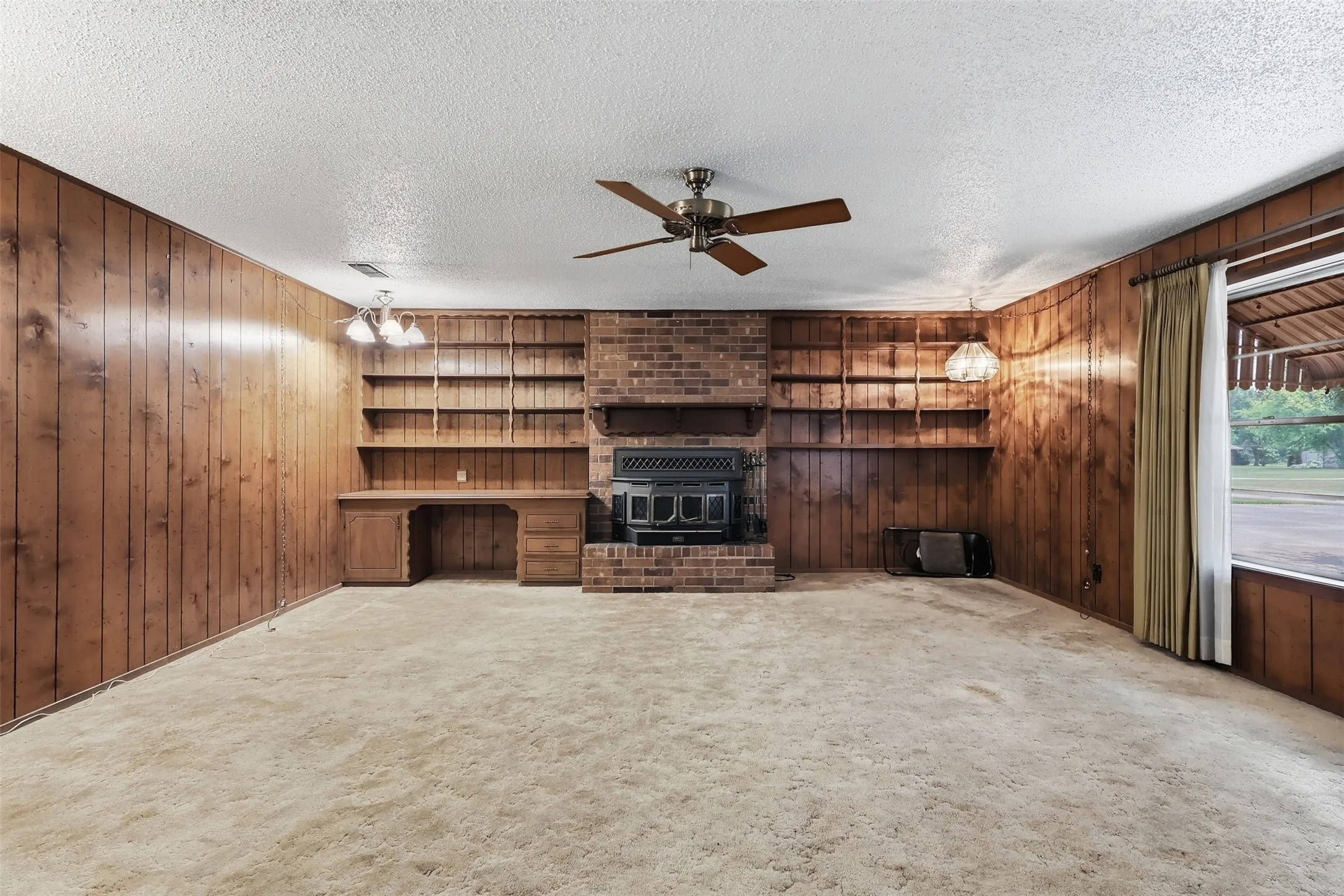 Single Family Residence For Sale in Titus County , 221 County Road 3220, Mt Pleasant, Texas 75455, 3 Bedroom, 2 Bathroom, 2 Garage spaces, 1,654 Sqft, built in 1978, mls#21385432, Real Estate Agent in Mt Pleasant, Homes For Sale in Titus county, Homes For Sale in Mt Pleasant, Realtor in Mt Pleasant Texas, Real Estate Brokerage Independent Realty Texas, Luminita Cordes Realtor