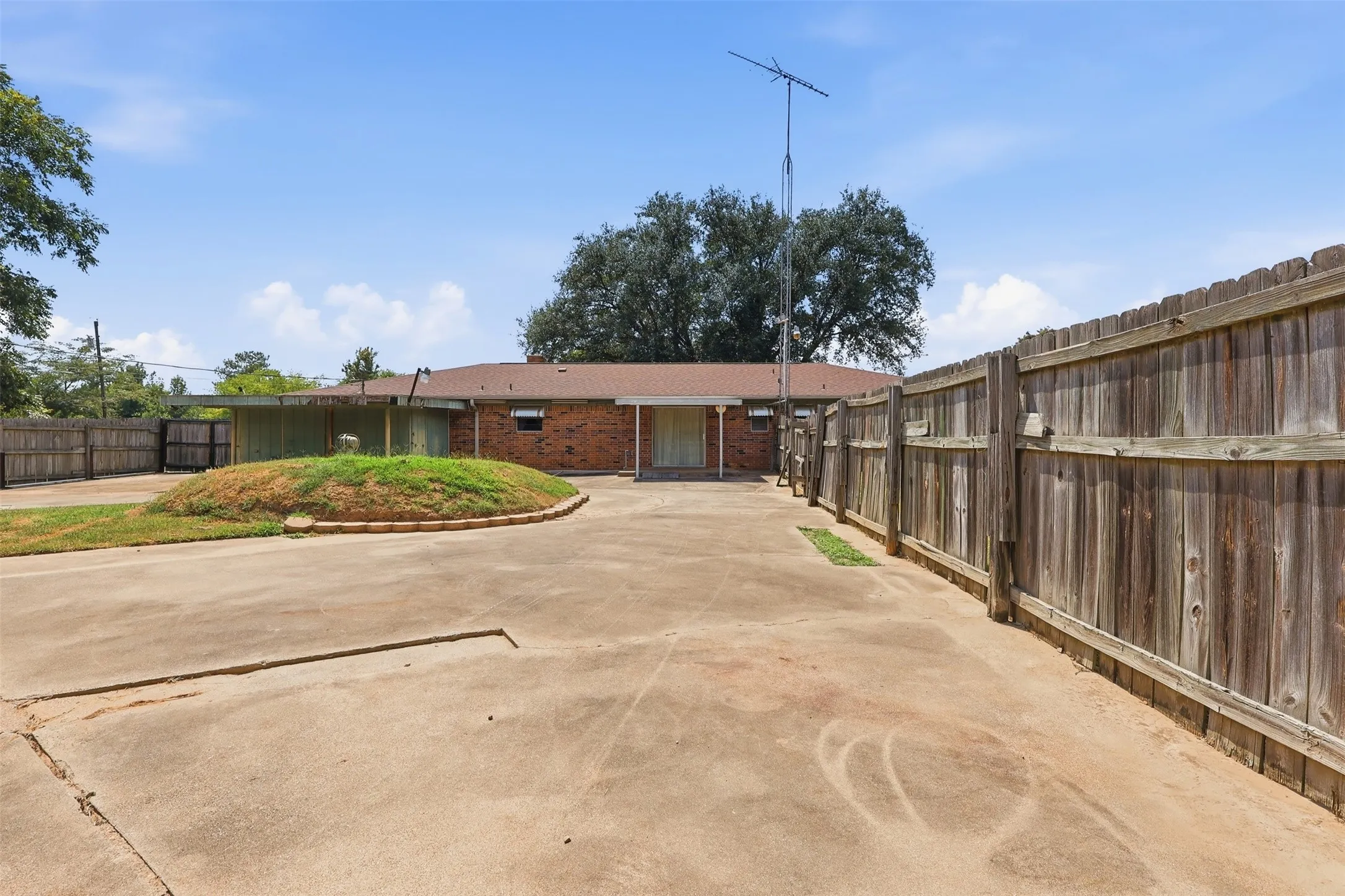 Single Family Residence For Sale in Titus County , 221 County Road 3220, Mt Pleasant, Texas 75455, 3 Bedroom, 2 Bathroom, 2 Garage spaces, 1,654 Sqft, built in 1978, mls#21385432, Real Estate Agent in Mt Pleasant, Homes For Sale in Titus county, Homes For Sale in Mt Pleasant, Realtor in Mt Pleasant Texas, Real Estate Brokerage Independent Realty Texas, Luminita Cordes Realtor
