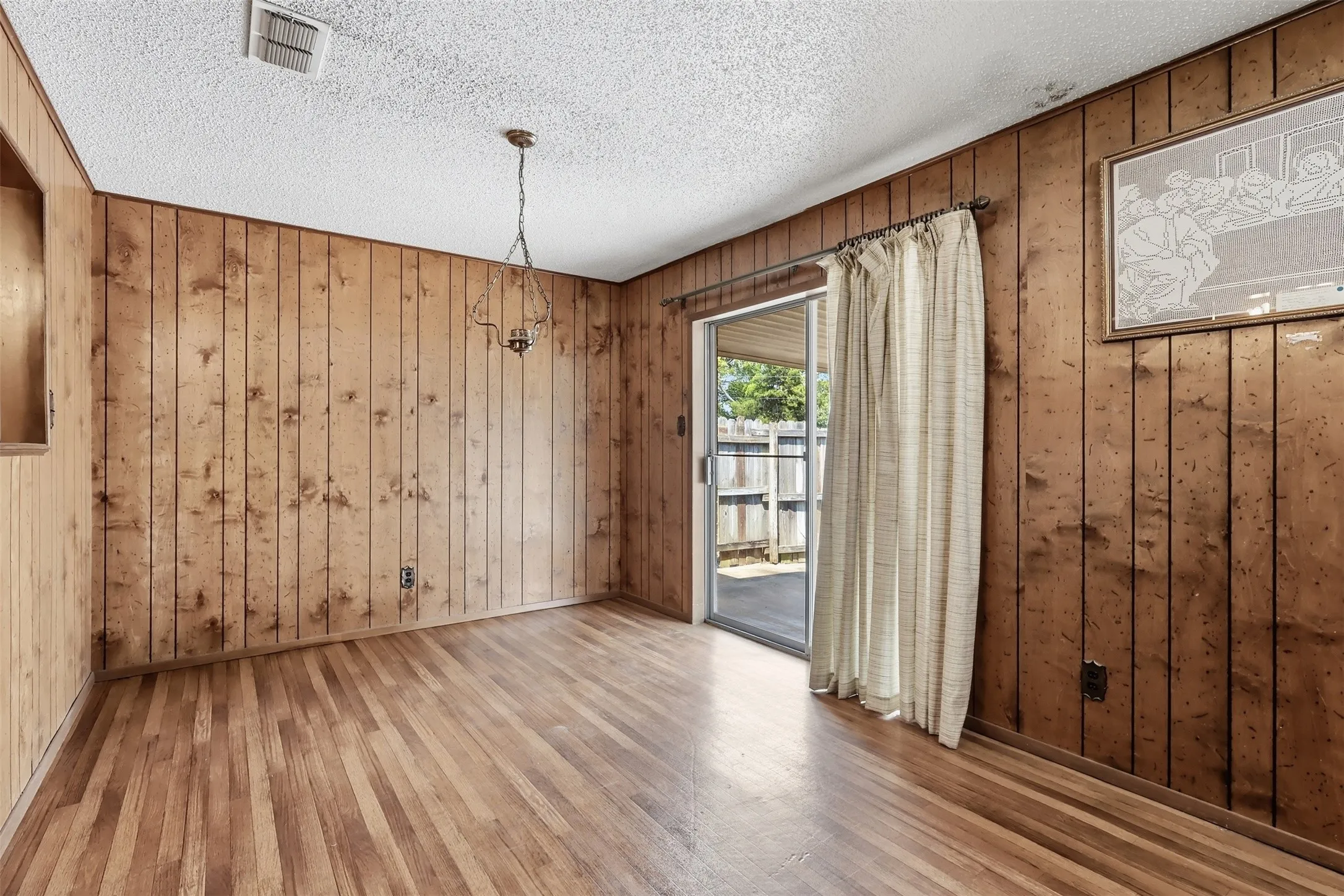 Single Family Residence For Sale in Titus County , 221 County Road 3220, Mt Pleasant, Texas 75455, 3 Bedroom, 2 Bathroom, 2 Garage spaces, 1,654 Sqft, built in 1978, mls#21385432, Real Estate Agent in Mt Pleasant, Homes For Sale in Titus county, Homes For Sale in Mt Pleasant, Realtor in Mt Pleasant Texas, Real Estate Brokerage Independent Realty Texas, Luminita Cordes Realtor
