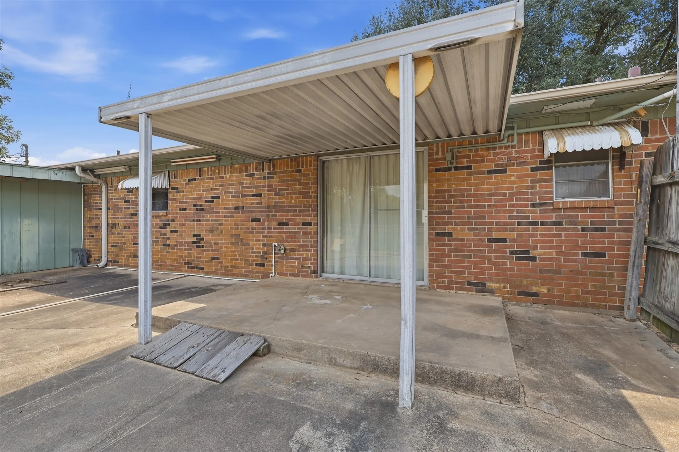 Single Family Residence For Sale in Titus County , 221 County Road 3220, Mt Pleasant, Texas 75455, 3 Bedroom, 2 Bathroom, 2 Garage spaces, 1,654 Sqft, built in 1978, mls#21385432, Real Estate Agent in Mt Pleasant, Homes For Sale in Titus county, Homes For Sale in Mt Pleasant, Realtor in Mt Pleasant Texas, Real Estate Brokerage Independent Realty Texas, Luminita Cordes Realtor