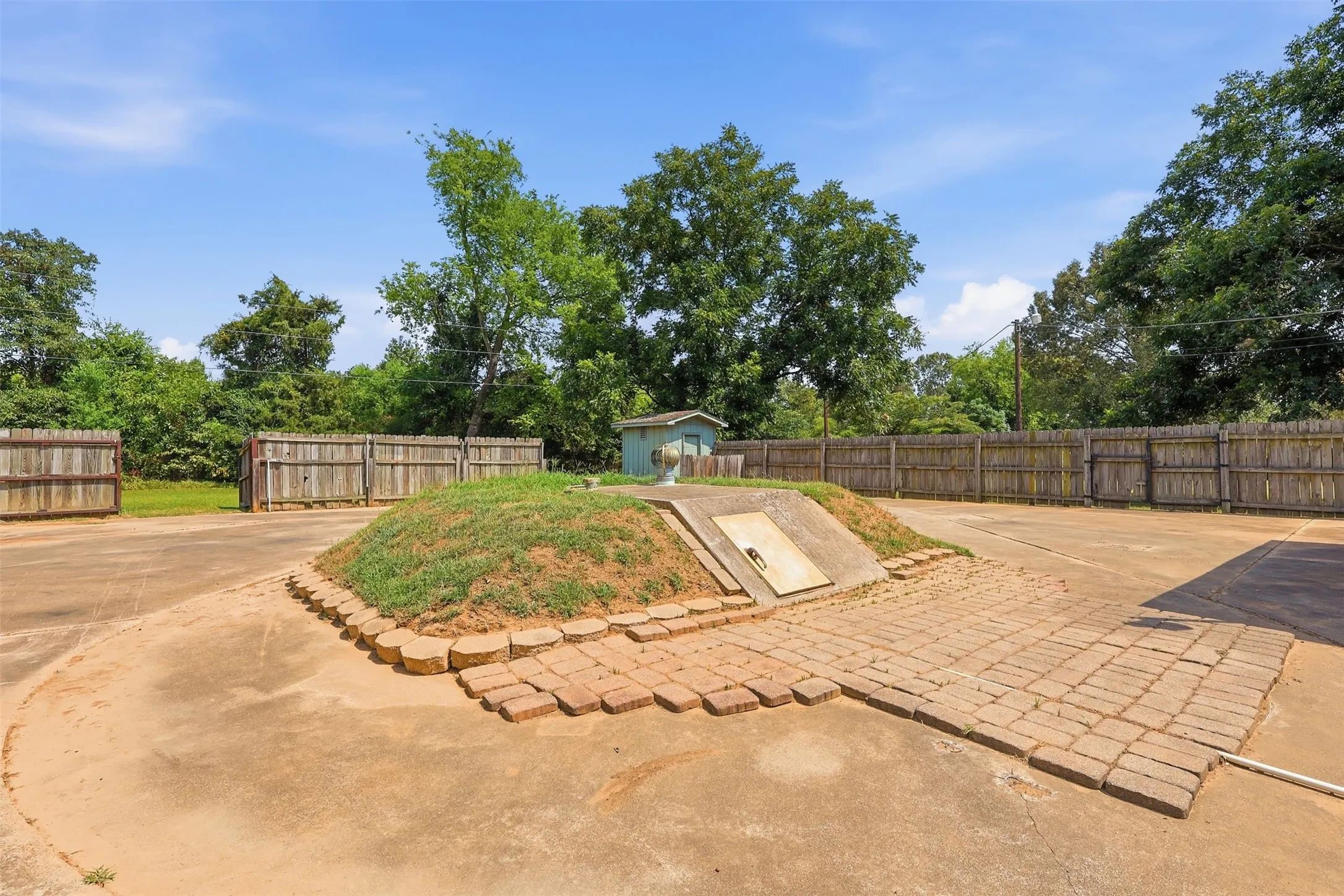 Single Family Residence For Sale in Titus County , 221 County Road 3220, Mt Pleasant, Texas 75455, 3 Bedroom, 2 Bathroom, 2 Garage spaces, 1,654 Sqft, built in 1978, mls#21385432, Real Estate Agent in Mt Pleasant, Homes For Sale in Titus county, Homes For Sale in Mt Pleasant, Realtor in Mt Pleasant Texas, Real Estate Brokerage Independent Realty Texas, Luminita Cordes Realtor