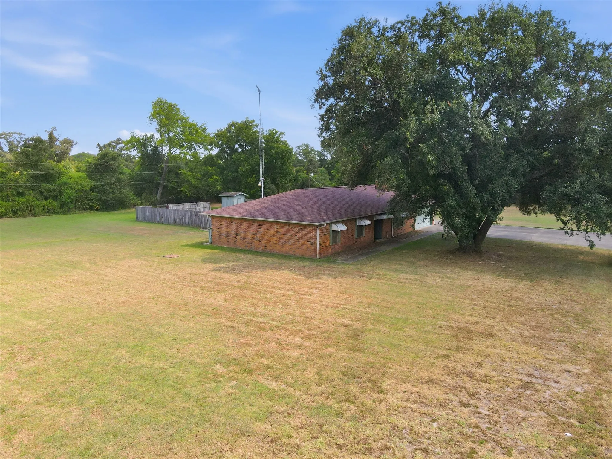 Single Family Residence For Sale in Titus County , 221 County Road 3220, Mt Pleasant, Texas 75455, 3 Bedroom, 2 Bathroom, 2 Garage spaces, 1,654 Sqft, built in 1978, mls#21385432, Real Estate Agent in Mt Pleasant, Homes For Sale in Titus county, Homes For Sale in Mt Pleasant, Realtor in Mt Pleasant Texas, Real Estate Brokerage Independent Realty Texas, Luminita Cordes Realtor