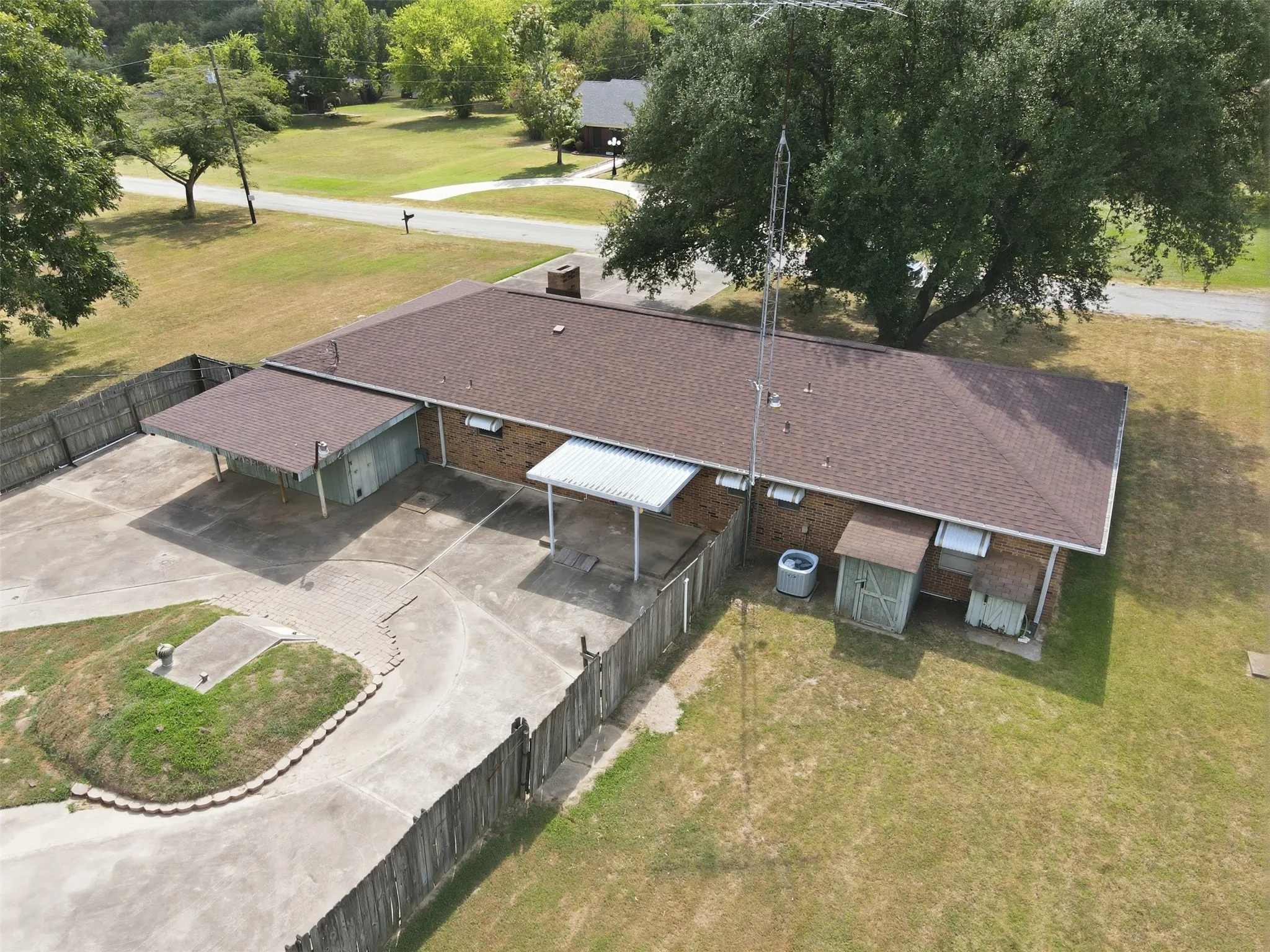 Single Family Residence For Sale in Titus County , 221 County Road 3220, Mt Pleasant, Texas 75455, 3 Bedroom, 2 Bathroom, 2 Garage spaces, 1,654 Sqft, built in 1978, mls#21385432, Real Estate Agent in Mt Pleasant, Homes For Sale in Titus county, Homes For Sale in Mt Pleasant, Realtor in Mt Pleasant Texas, Real Estate Brokerage Independent Realty Texas, Luminita Cordes Realtor