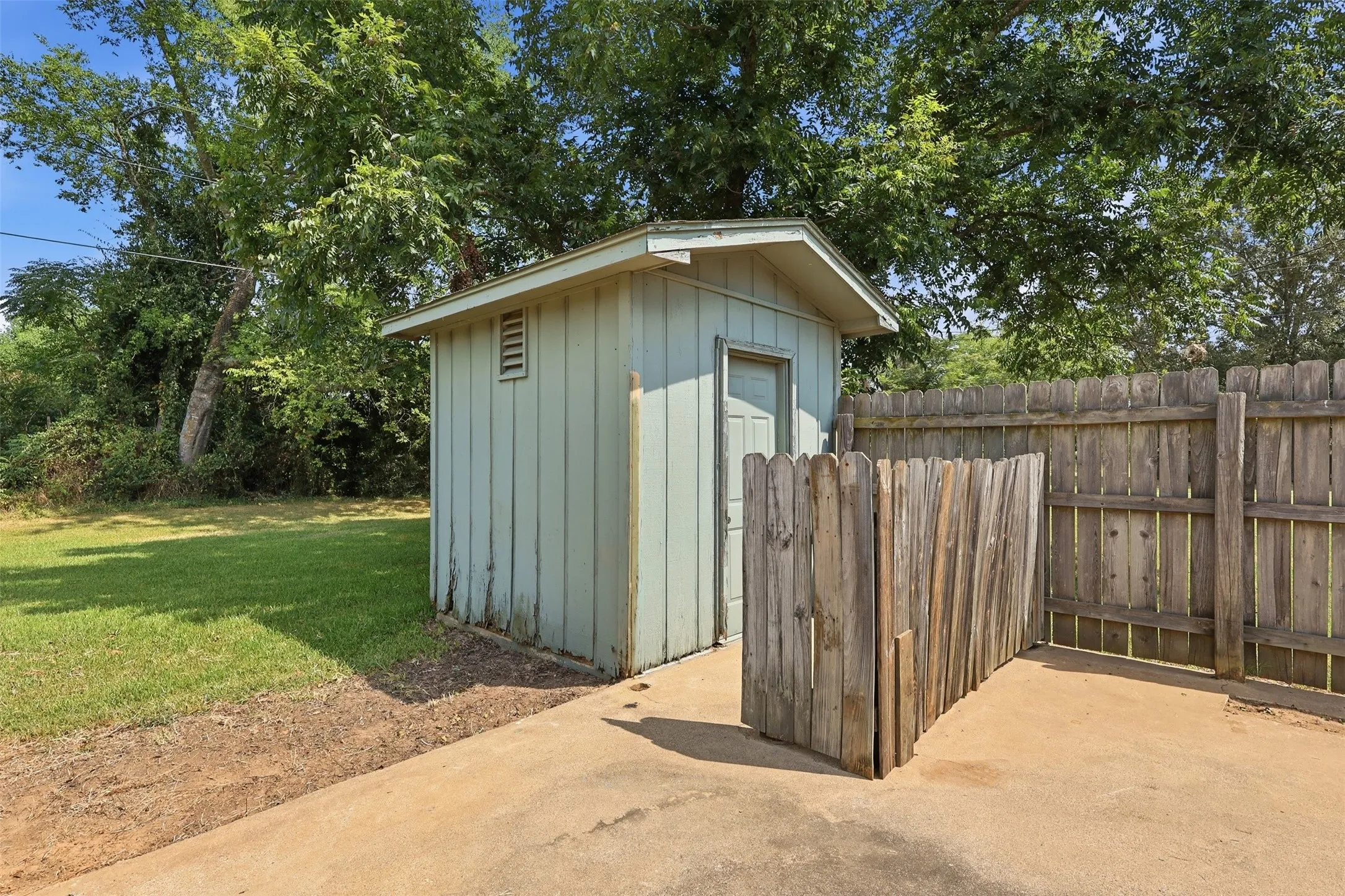 Single Family Residence For Sale in Titus County , 221 County Road 3220, Mt Pleasant, Texas 75455, 3 Bedroom, 2 Bathroom, 2 Garage spaces, 1,654 Sqft, built in 1978, mls#21385432, Real Estate Agent in Mt Pleasant, Homes For Sale in Titus county, Homes For Sale in Mt Pleasant, Realtor in Mt Pleasant Texas, Real Estate Brokerage Independent Realty Texas, Luminita Cordes Realtor