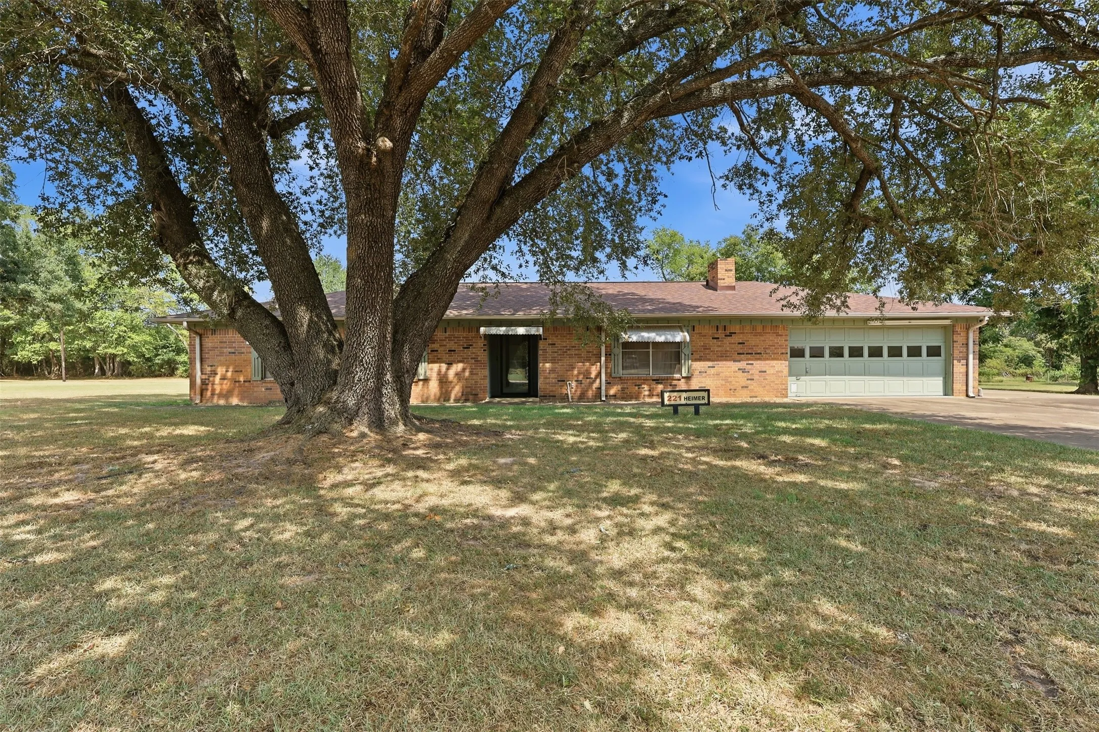 Single Family Residence For Sale in Titus County , 221 County Road 3220, Mt Pleasant, Texas 75455, 3 Bedroom, 2 Bathroom, 2 Garage spaces, 1,654 Sqft, built in 1978, mls#21385432, Real Estate Agent in Mt Pleasant, Homes For Sale in Titus county, Homes For Sale in Mt Pleasant, Realtor in Mt Pleasant Texas, Real Estate Brokerage Independent Realty Texas, Luminita Cordes Realtor