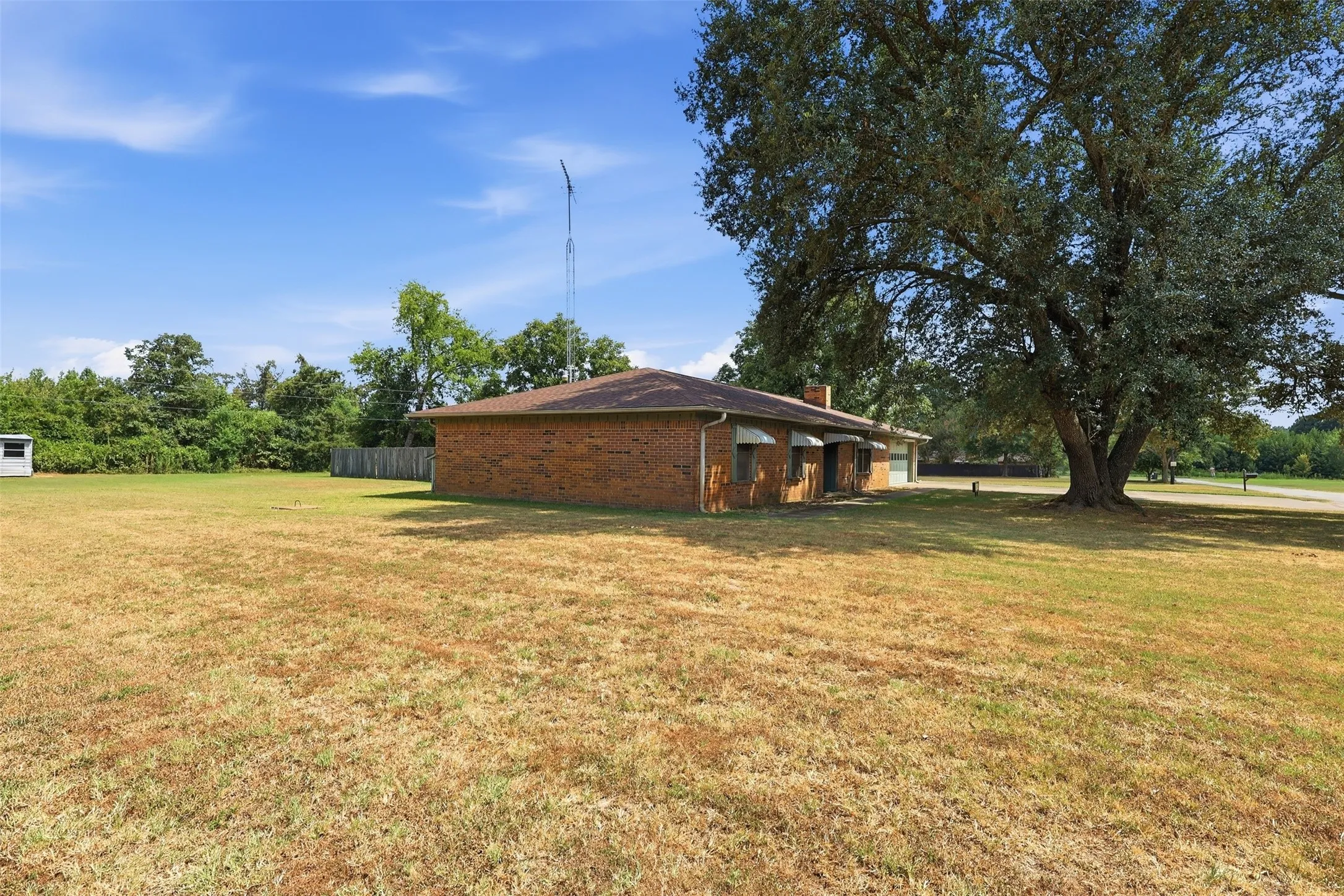 Single Family Residence For Sale in Titus County , 221 County Road 3220, Mt Pleasant, Texas 75455, 3 Bedroom, 2 Bathroom, 2 Garage spaces, 1,654 Sqft, built in 1978, mls#21385432, Real Estate Agent in Mt Pleasant, Homes For Sale in Titus county, Homes For Sale in Mt Pleasant, Realtor in Mt Pleasant Texas, Real Estate Brokerage Independent Realty Texas, Luminita Cordes Realtor