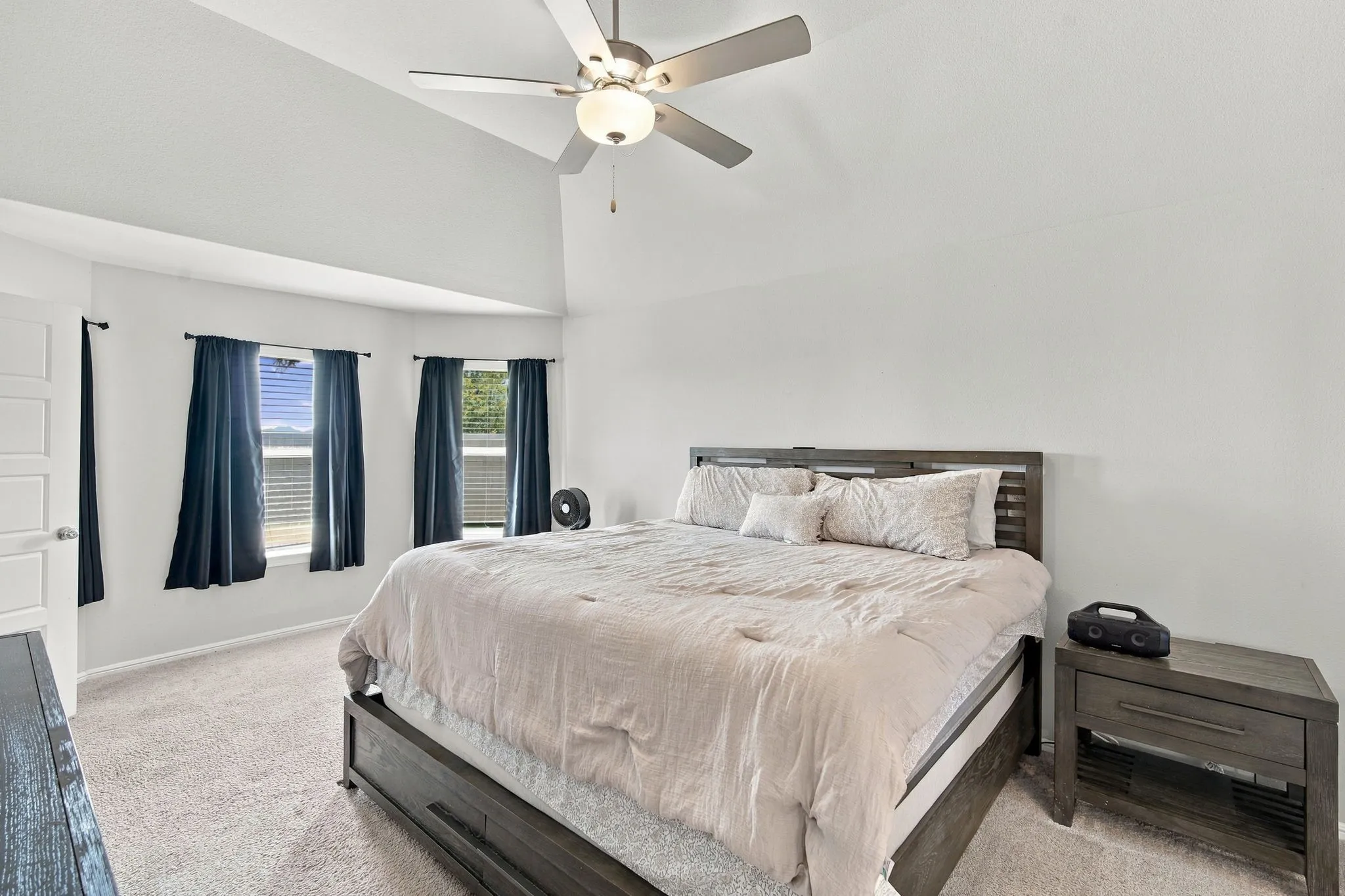 Vaulted ceiling with an attached ceiling fan and light fixture