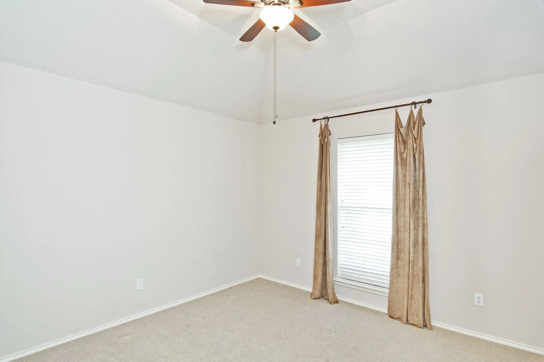 Spare room with light carpet, a healthy amount of sunlight, lofted ceiling, and ceiling​​‌​​​​‌​​‌‌​‌‌​​​‌‌​‌​‌​‌​​​‌​​ fan