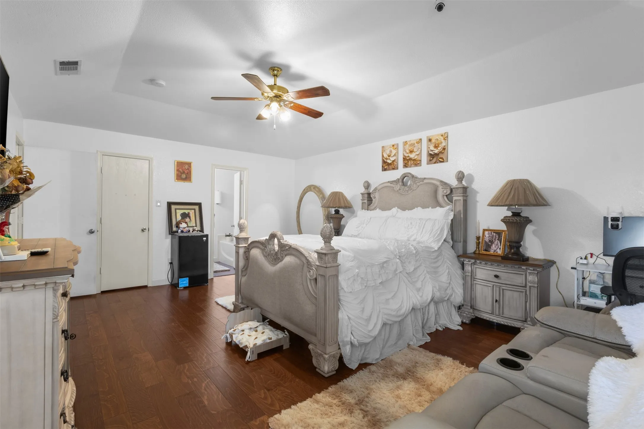 Tray ceiling with a ceiling fan
