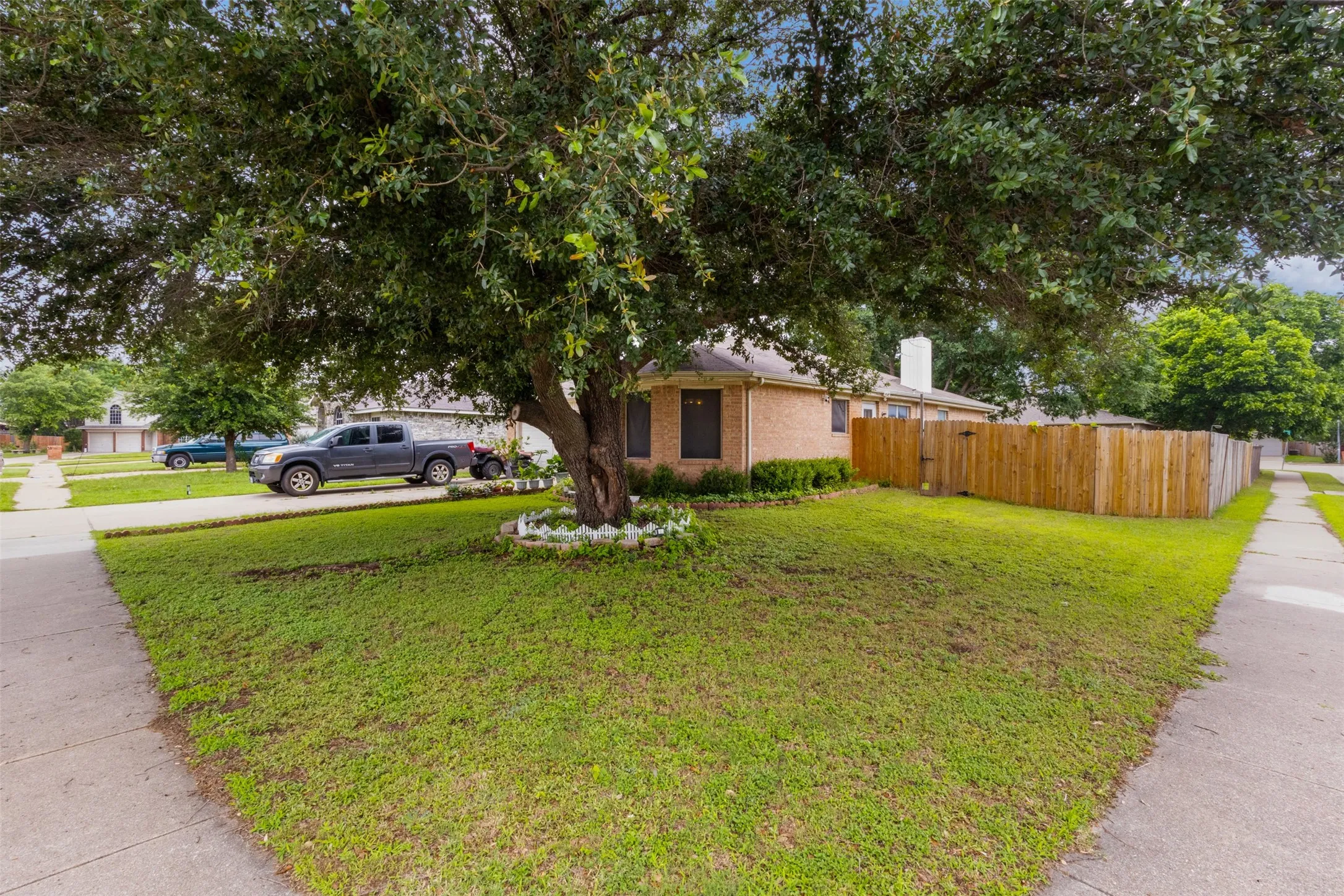 Single Family Residence For Sale in Tarrant County , 300 Comiskey Court, Saginaw, Texas 76179, 3 Bedroom, 2 Bathroom, 2 Garage spaces, 1,452 Sqft, built in 1998, mls#21385473, Real Estate Agent in Saginaw, Homes For Sale in Tarrant county, Homes For Sale in Saginaw, Realtor in Saginaw Texas, Real Estate Brokerage Independent Realty Texas, Luminita Cordes Realtor